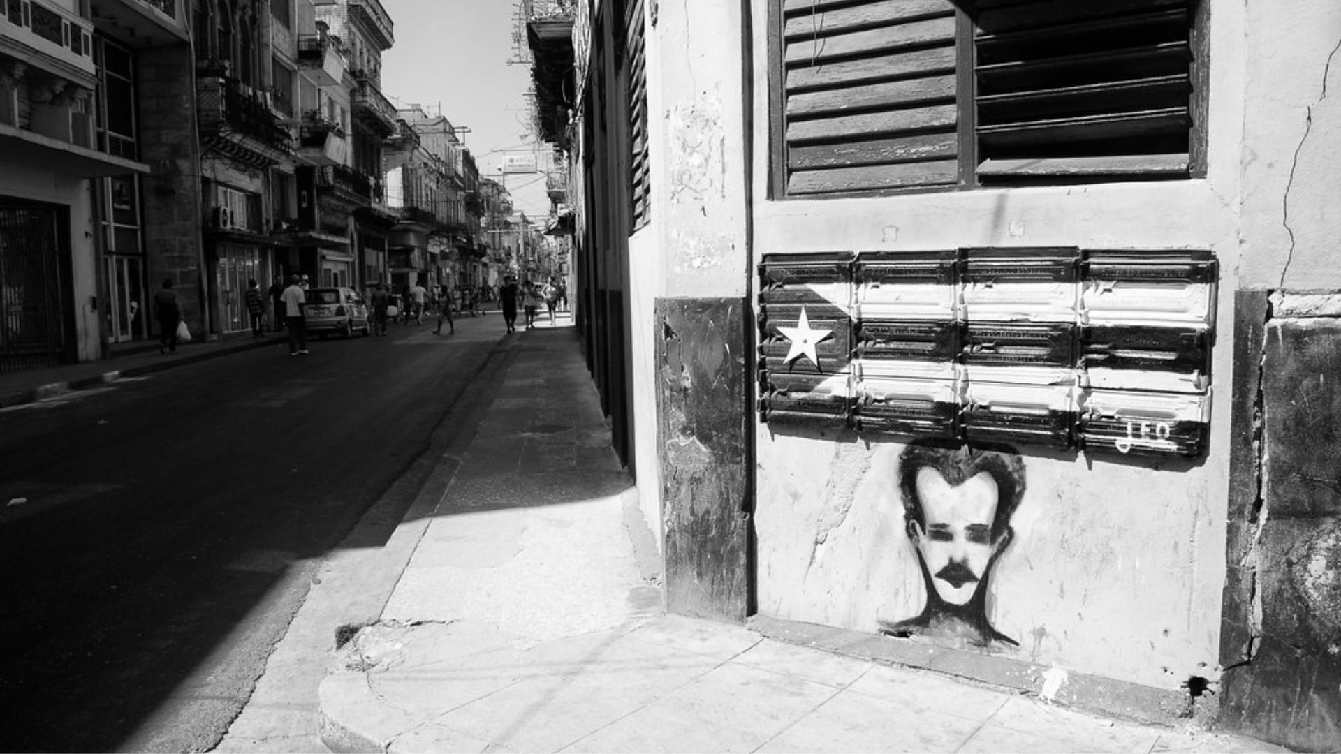 Imagen de Martí y bandera cubana en Calle de La Habana