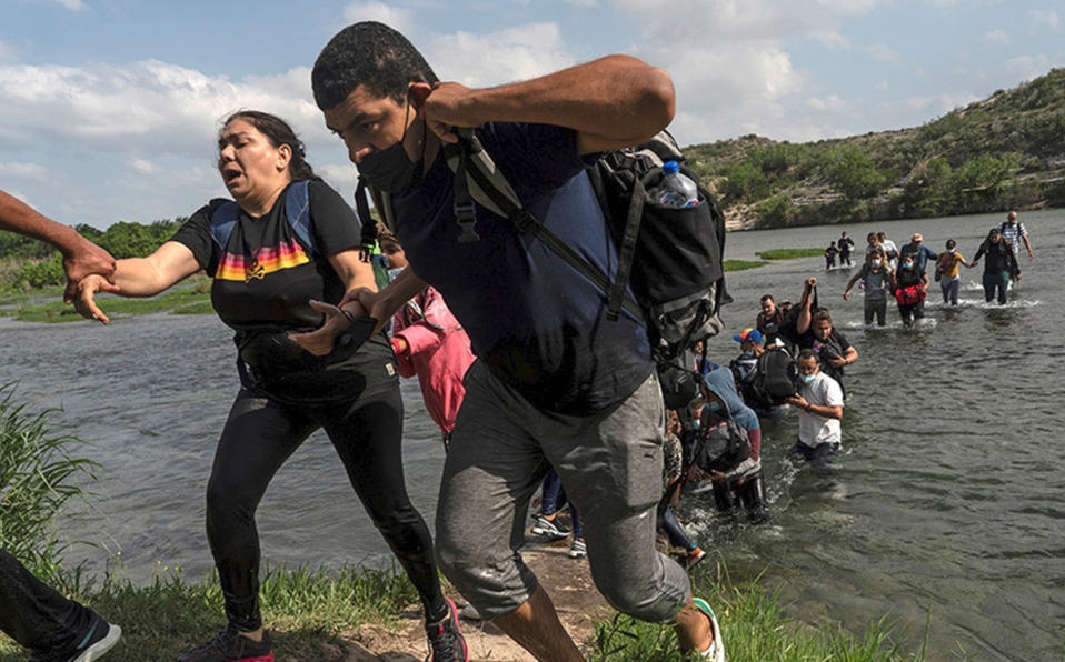 Migrantes cubanos cruzan el río Bravo (Foto Milenio)