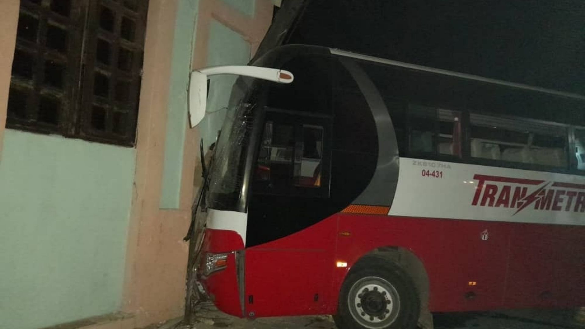 El chofer del autobús fue traslado al Hospital General Docente "Julio Aristegui Villamil" para recibir atención médica