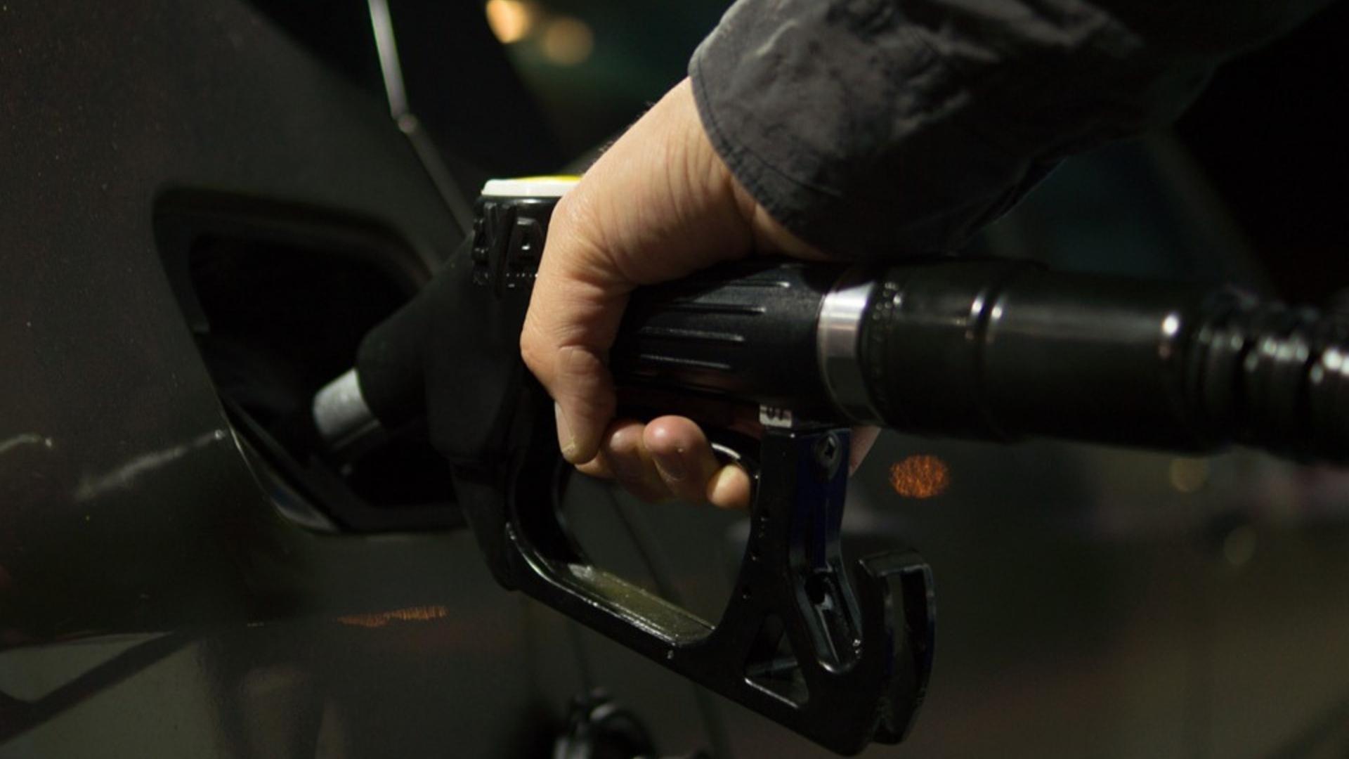 Imagen de referencia de hombre echando gasolina en auto. Foto: Pixabay