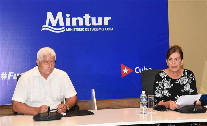 Funcionarios de turismo ofrecen conferencia de prensa