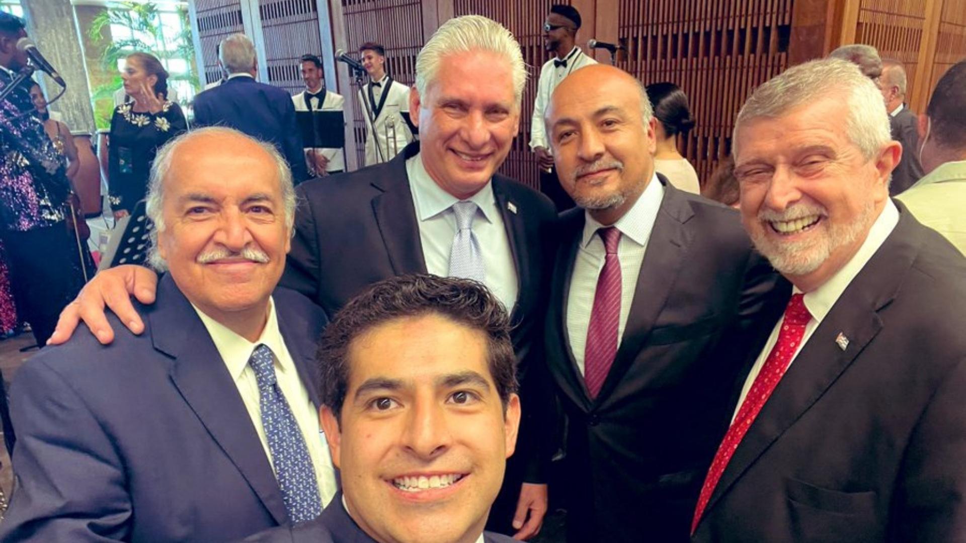 Díaz-Canel posando con funcionarios de México y Cuba durante fiesta para AMLO. Foto: Twitter de Martín Borrego Llorente