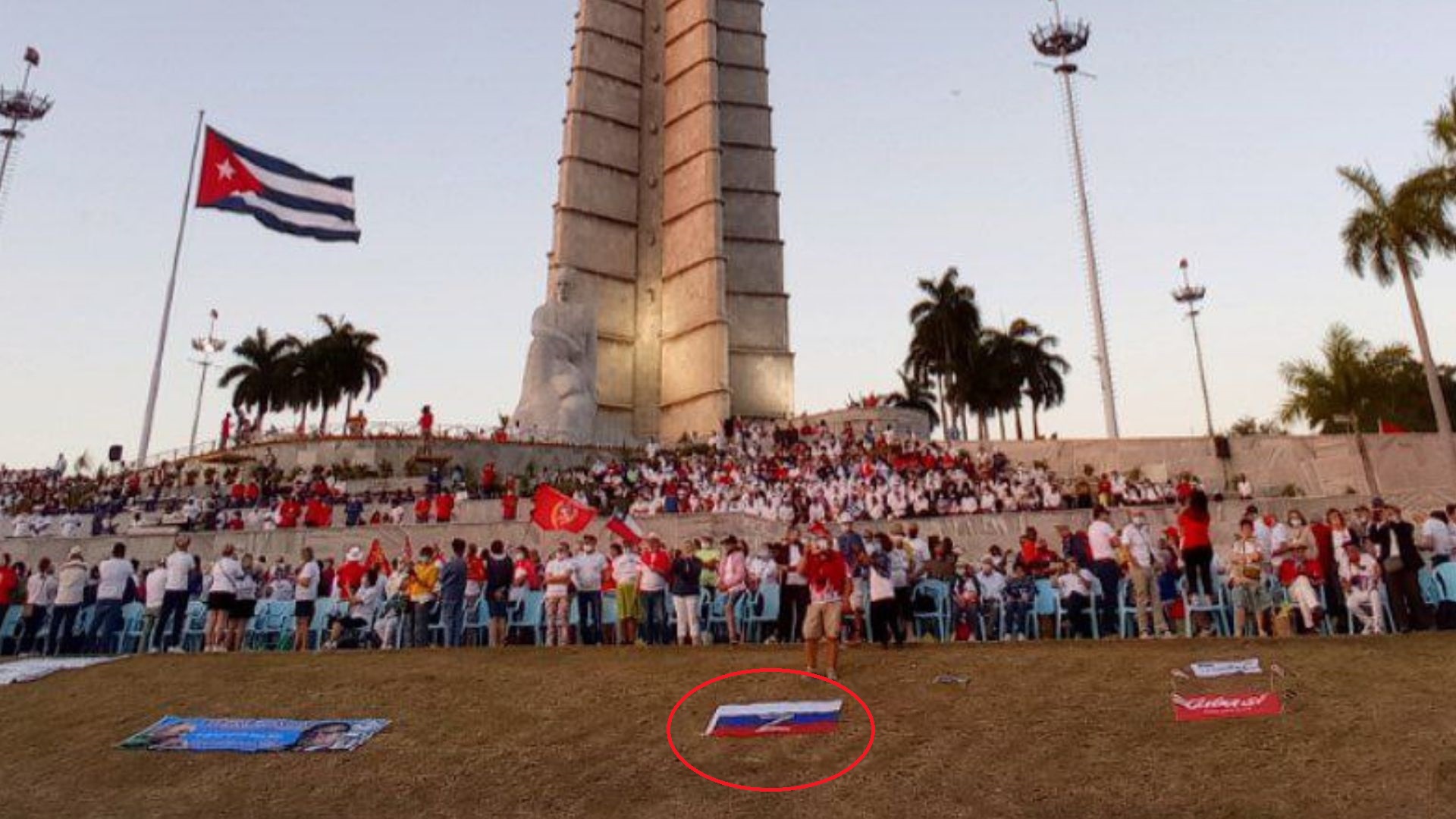Cubadebate publicó la imagen de una concentración de personas, que tenían ante sí una bandera de Rusia con la 'Z', símbolo de apoyo a Putin y la invasión a Ucrania