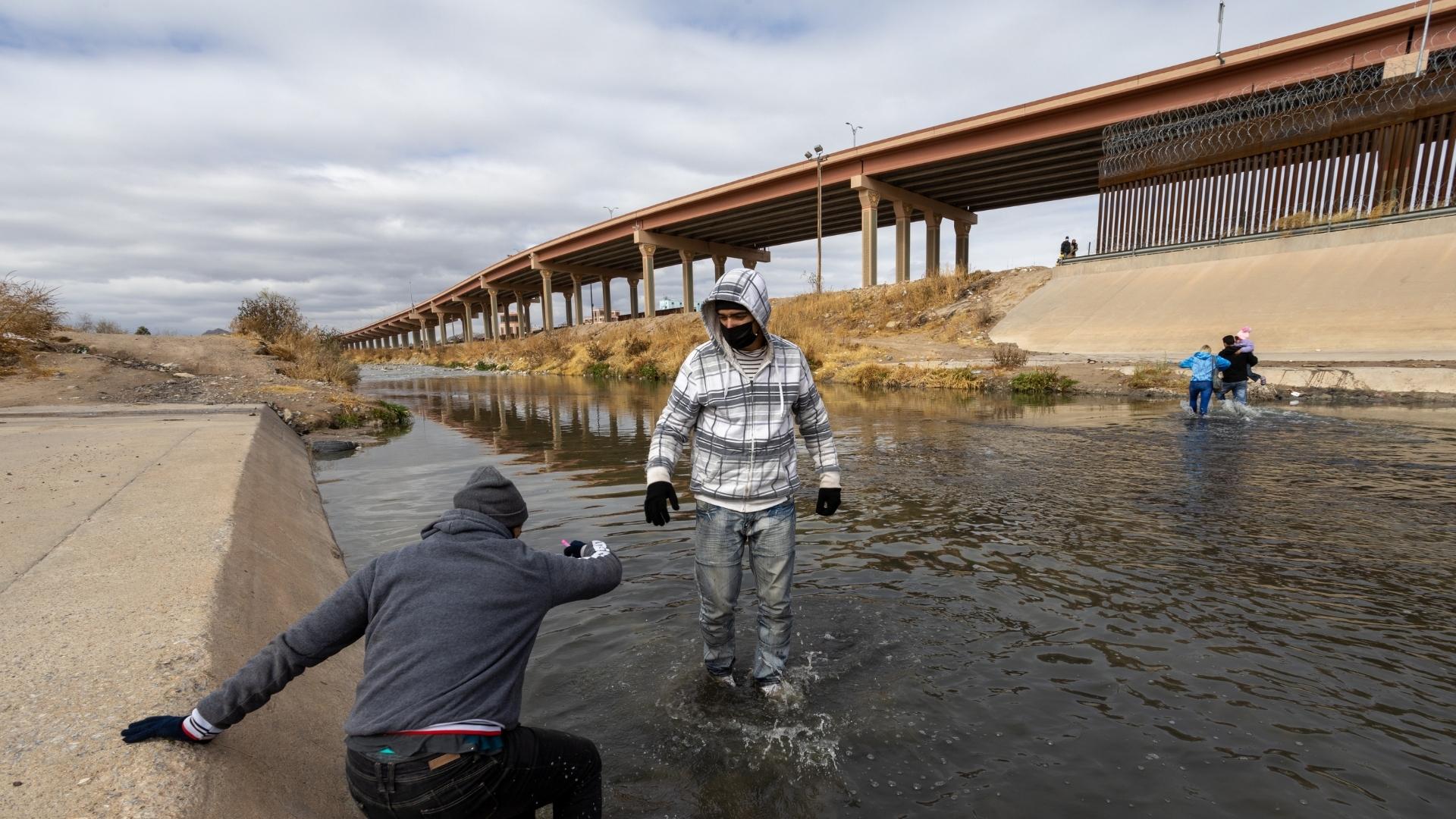 Imagen de referencia de migrantes cruzando el Río Bravo. Foto: Shutterstock