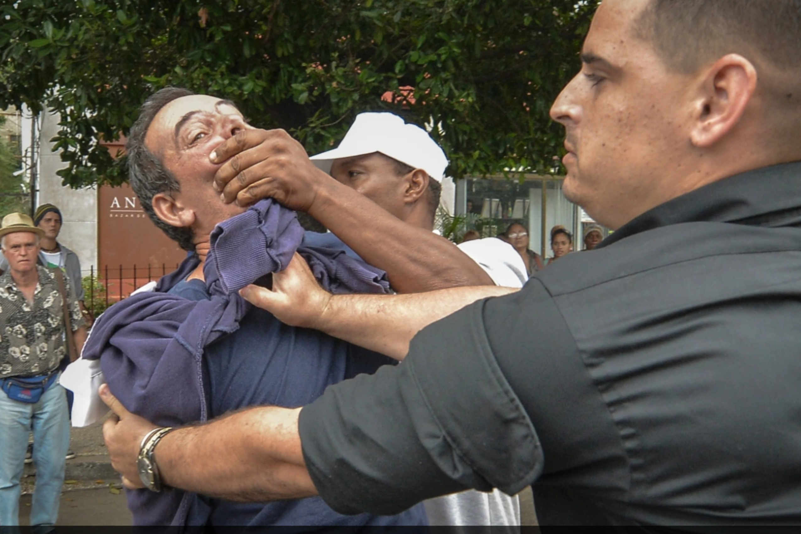 El periodista independiente Lázaro Yuri Valle durante uno de sus arrestos violentos