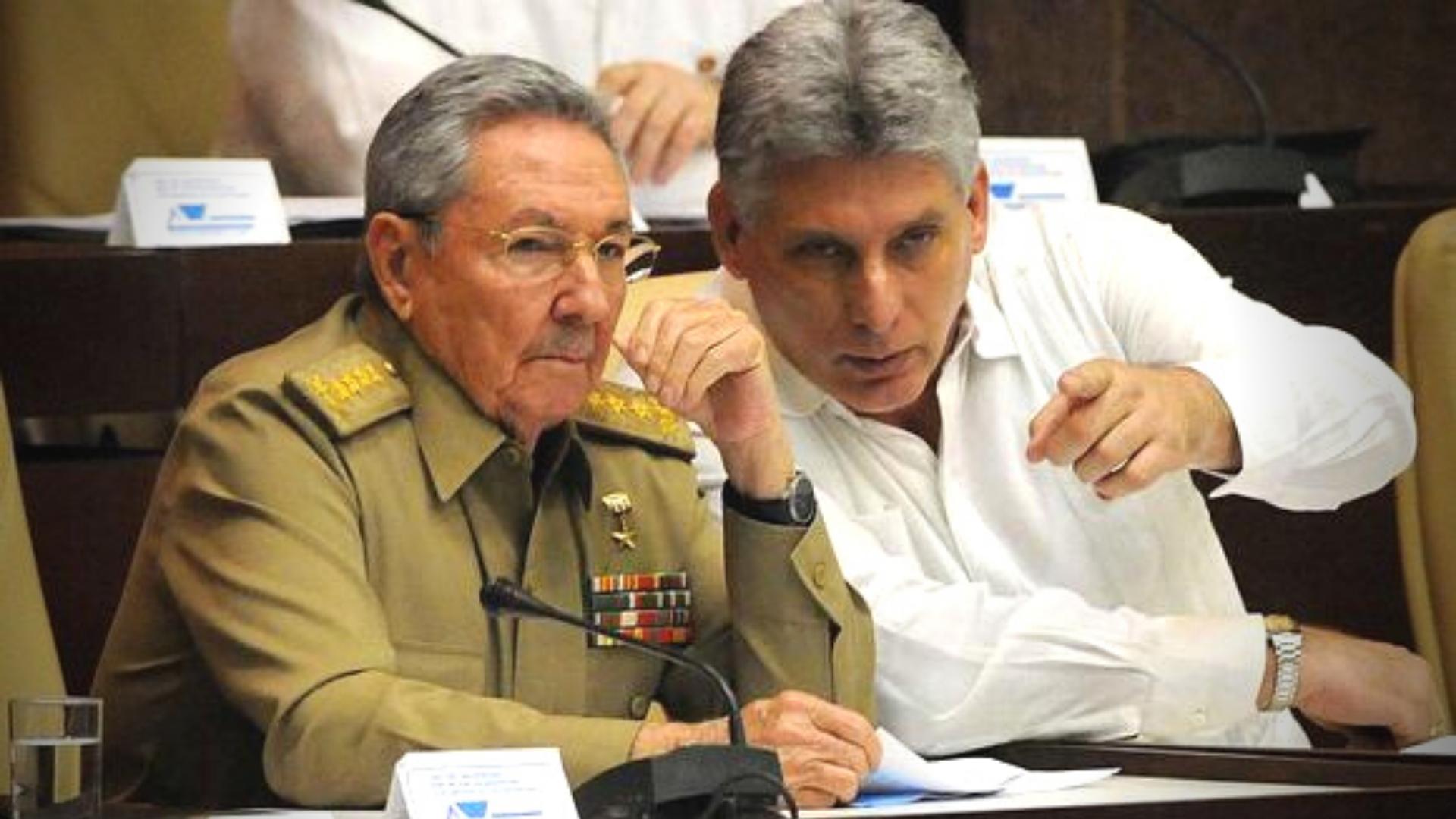Raúl Castro conversa con Miguel Díaz Canel, designado por él como presidente.