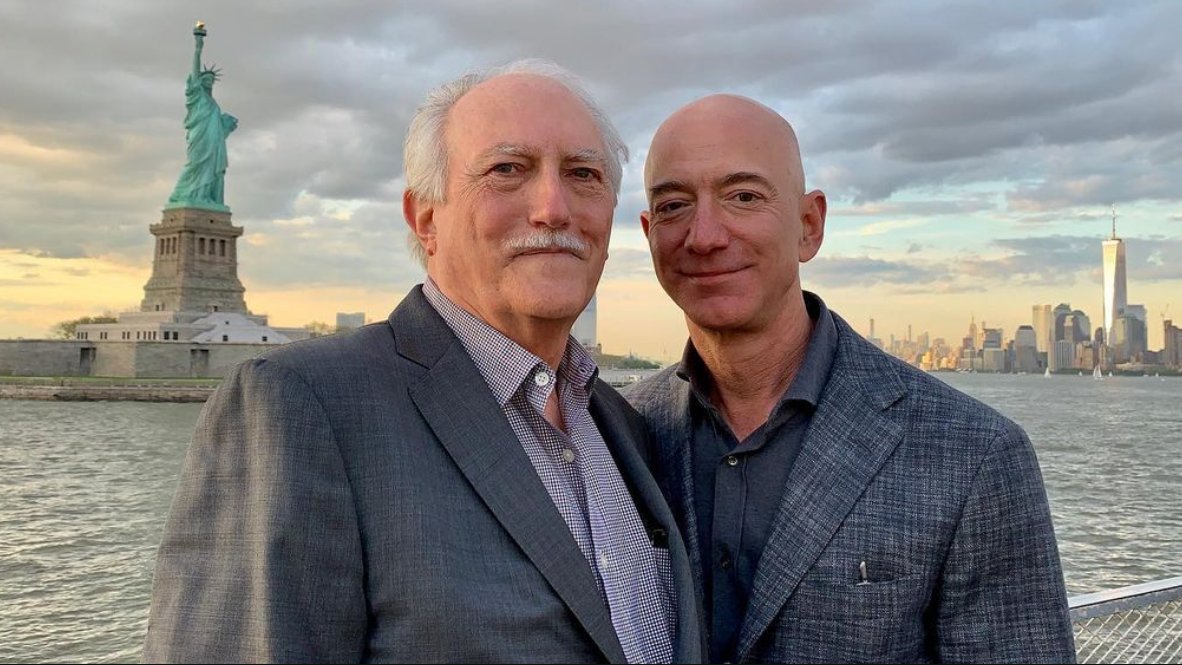 Jeff Bezos y su padre en Estados Unidos. Foto: Instagram