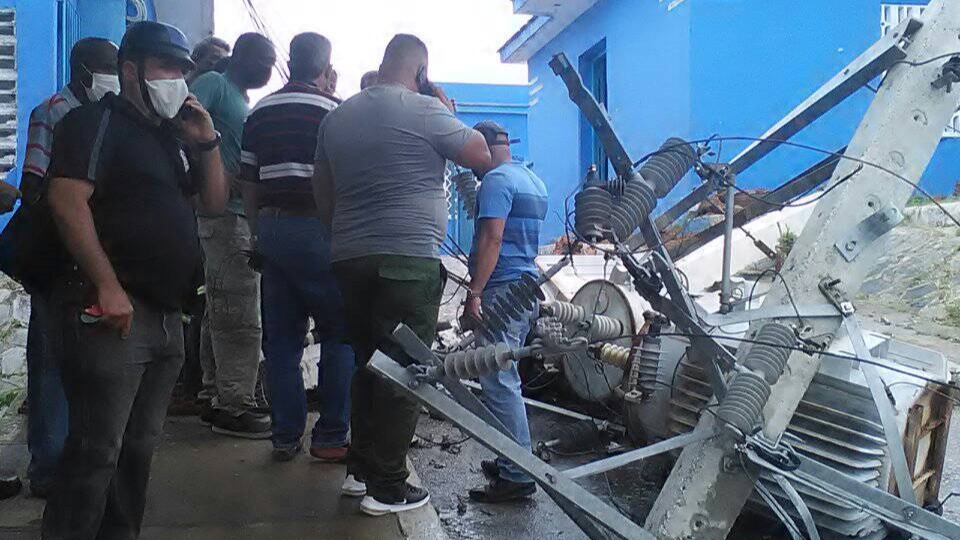 La torre cayó sobre un banco de transformadores. Foto: Facebook/Asamblea Municipal Poder Popular Pinar del Río