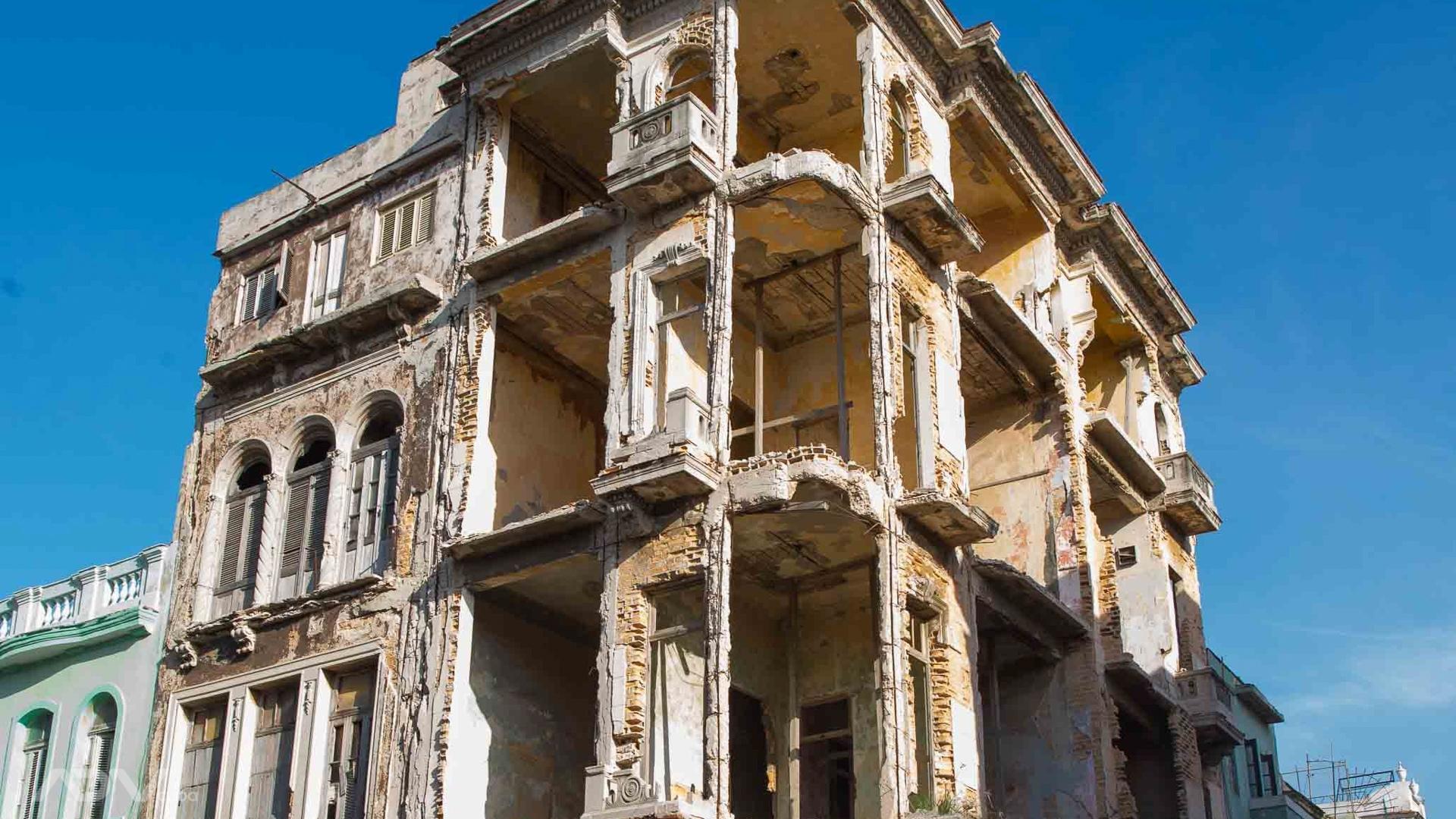 Ruinas de edificio habitado en La Habana. Foto: ADN Cuba