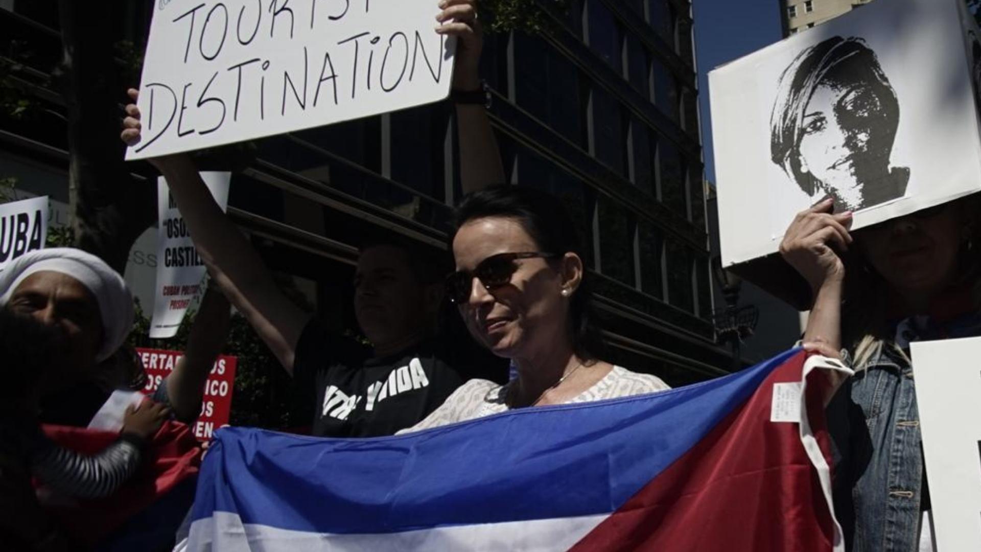 Omara Ruiz Urquiola en manifestación en EEUU. Foto: ADN Cuba