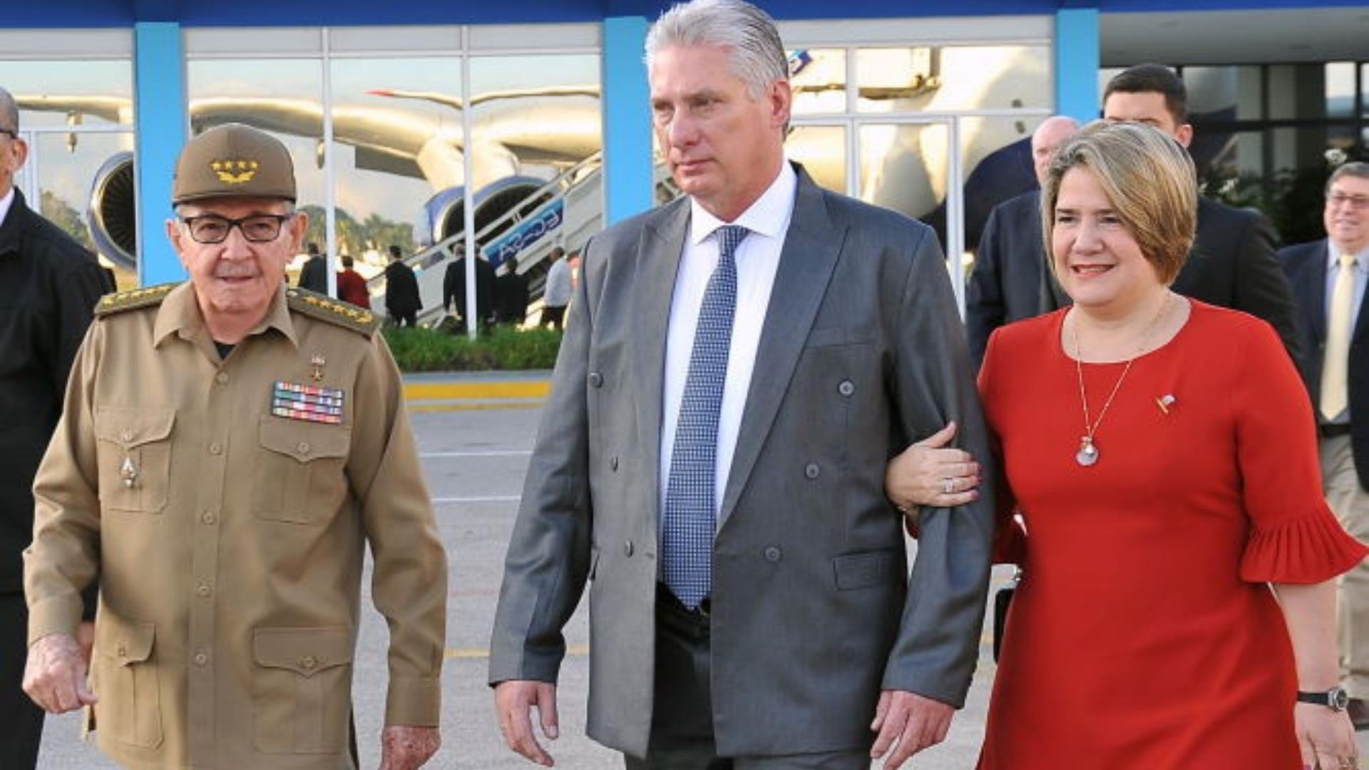 Raúl Castro, Miguel Díaz-Canel y su esposa Lis Cuesta.
