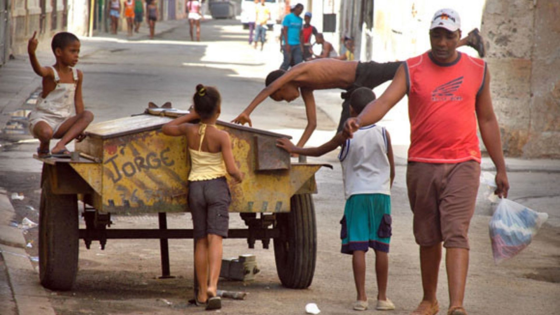 Joel González comentó: "En Cuba muchos niños van a la escuela sin poder comer algo de desayuno.  Otros no tienen zapatos. El comunismo en la Isla les quitó los sueños a los niños"