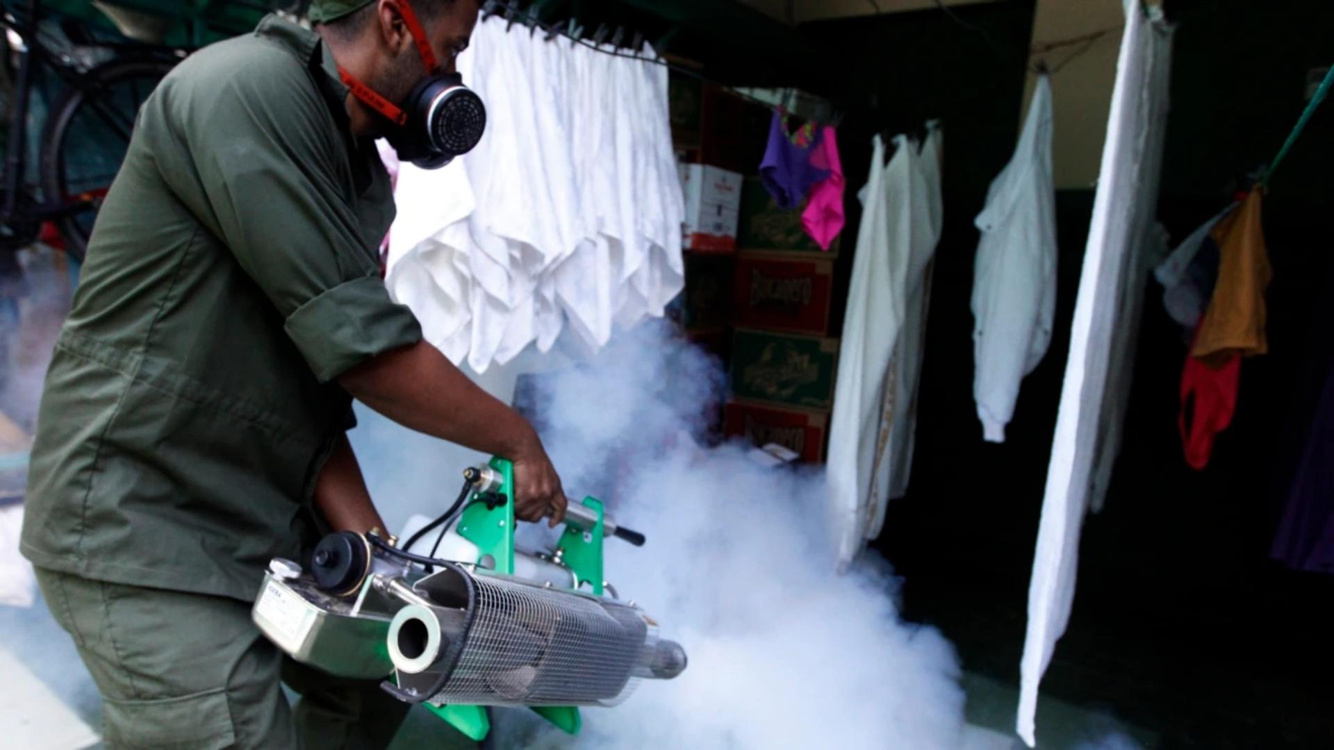 Fumigación contra el dengue en Cuba