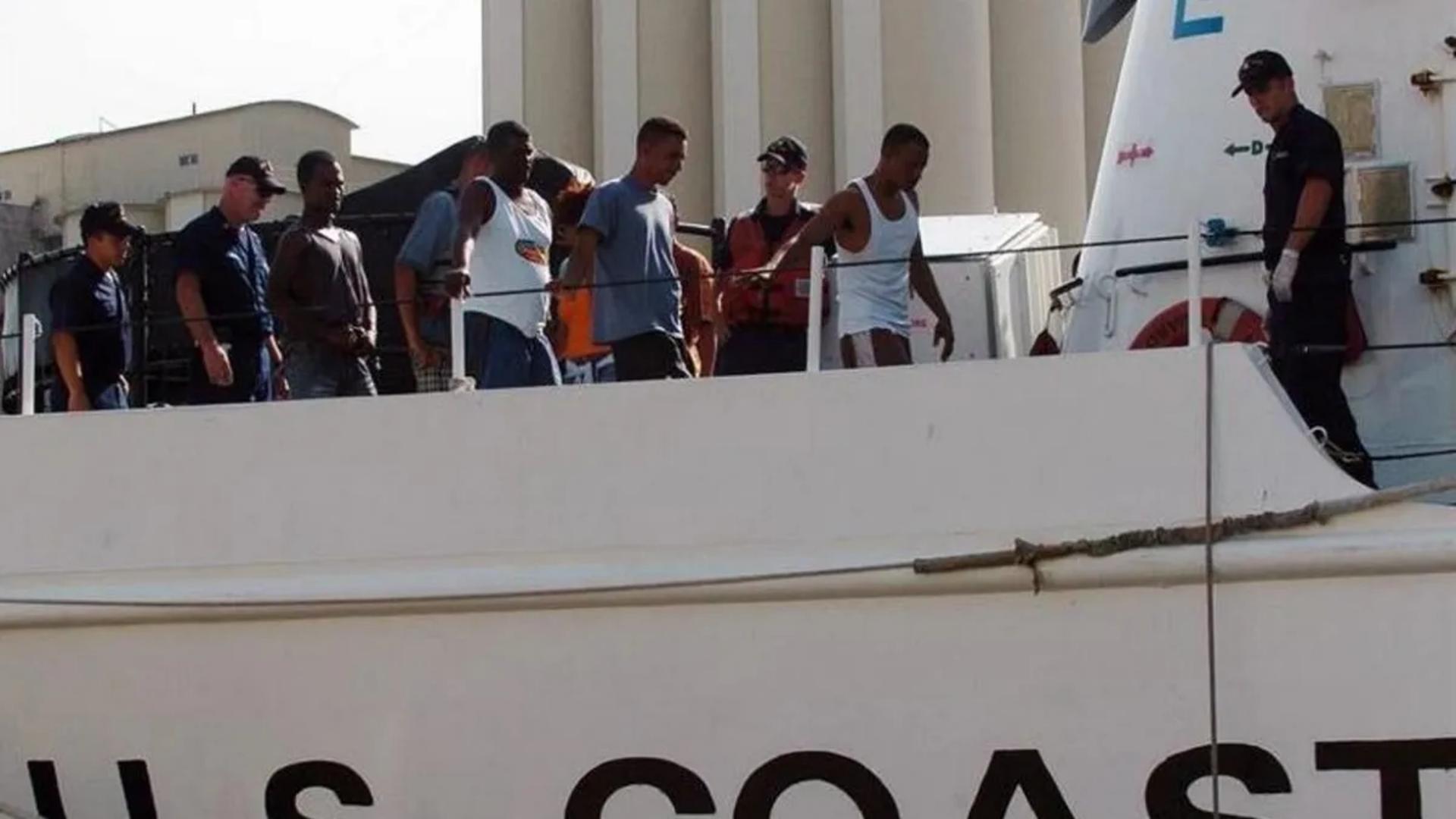 Guardia Costera repatría a cubanos