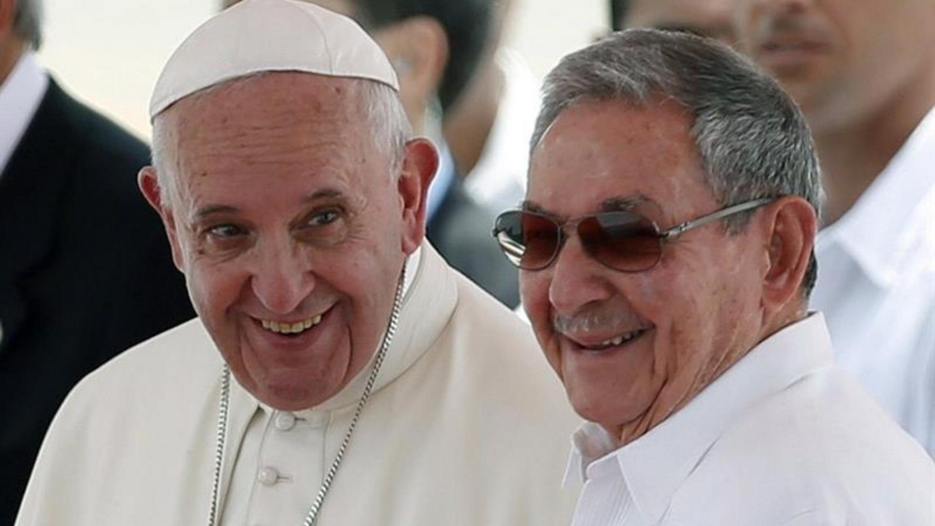 Papa Francisco y Raúl Castro. Foto: EFE