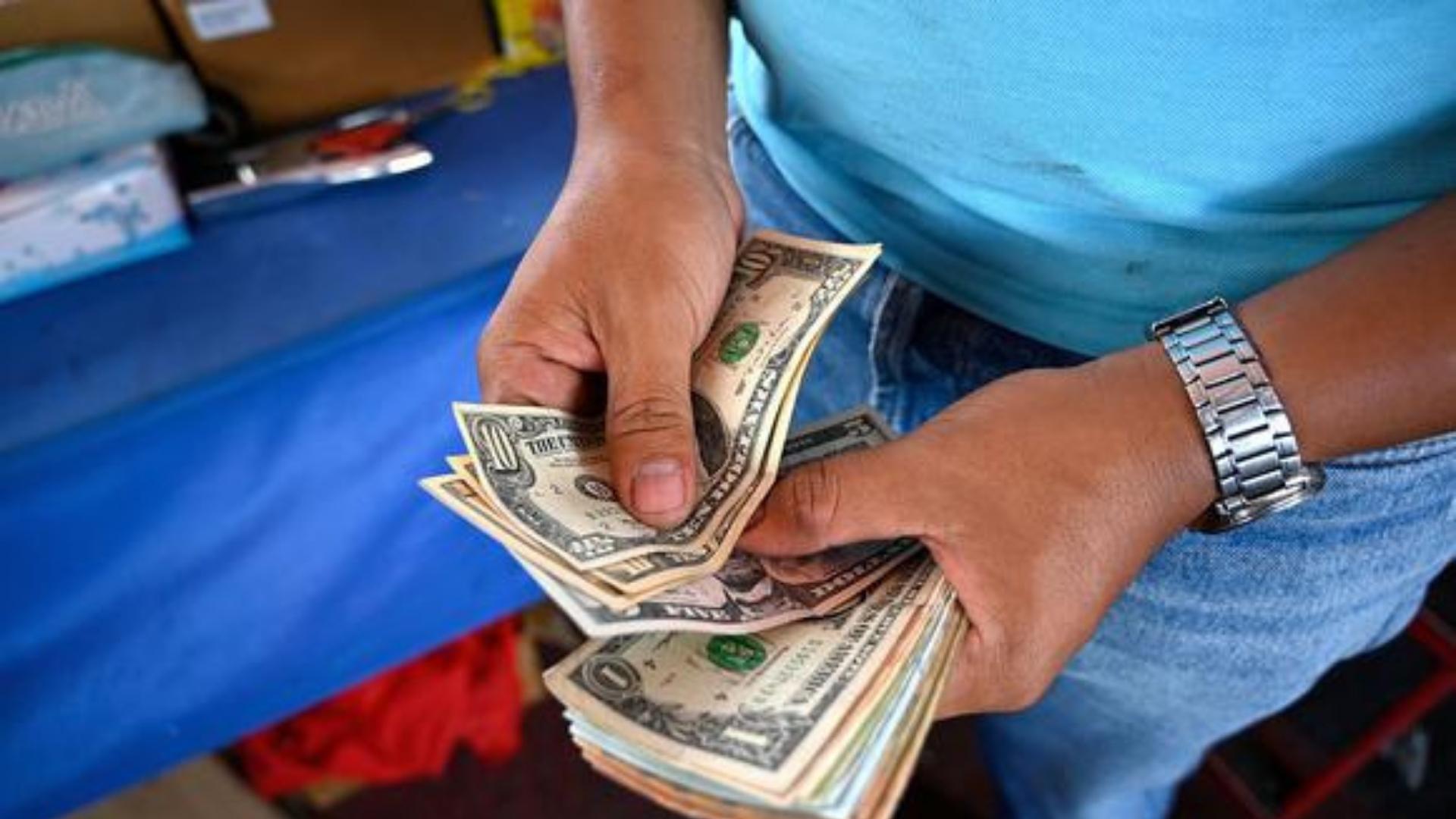 Cambio de dólares en Cuba. Foto: AFP