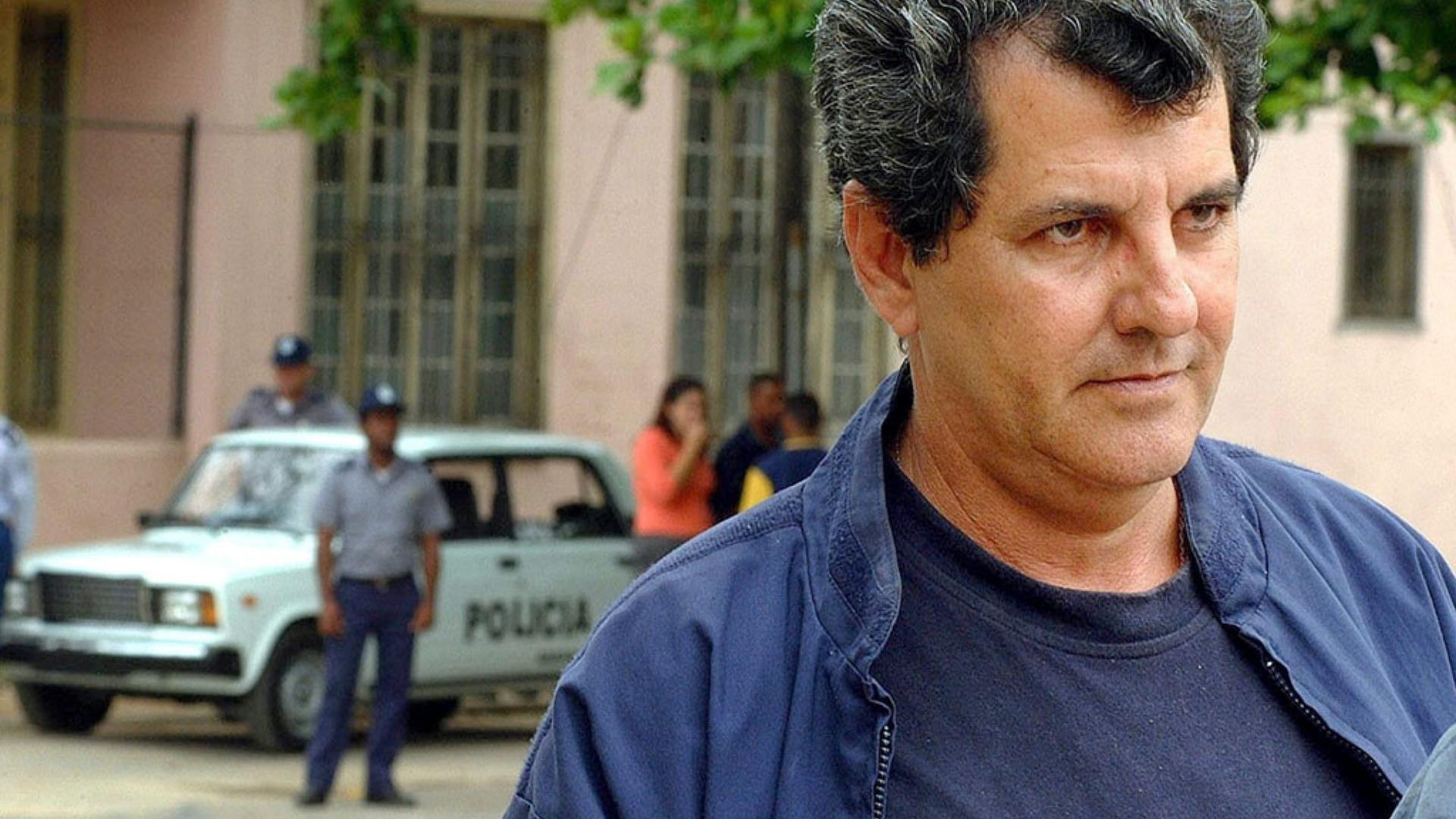 Oswaldo Payá vigilado por policías cubanos. Foto: Tomada de Cubaencuentro