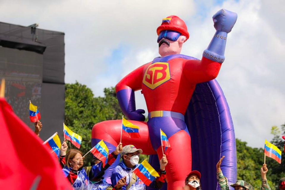 Maduro ridiculiza desfile por la Independencia de Venezuela y envía en su lugar a “Súper Bigote”