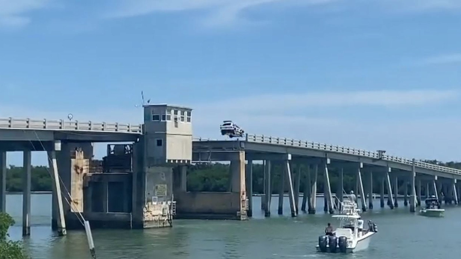 Espectacular salto de un auto en puente de Cayo Marathon captado en cámara
