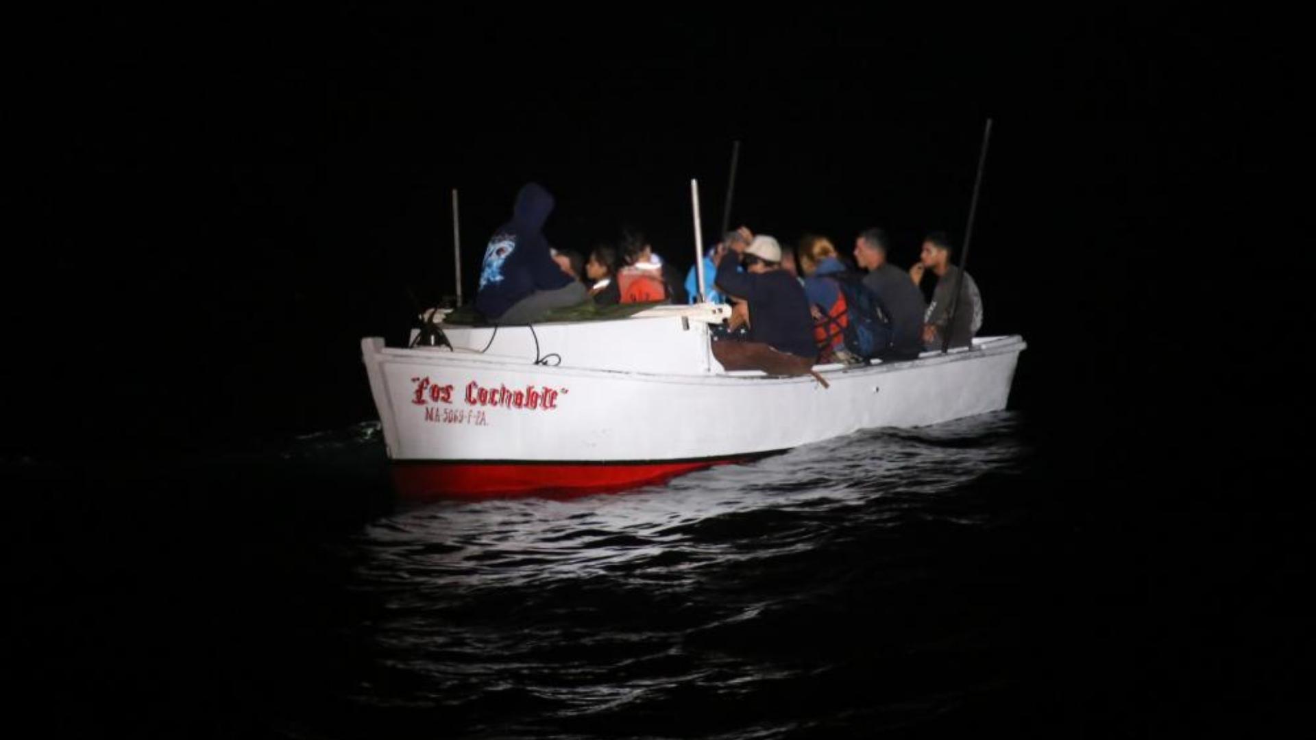 Migrantes cubanos detenidos en alta mar cerca de Florida. Foto: Guardia Costera