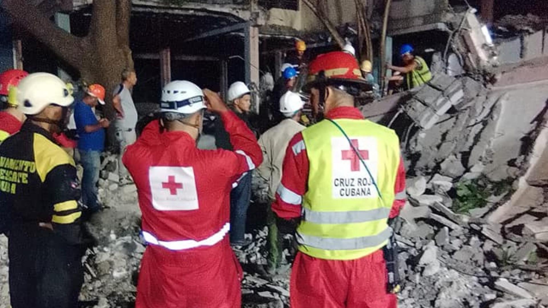 Buscan a persona bajo escombros en derrumbe en Santiago de Cuba. Foto: Aris Arias