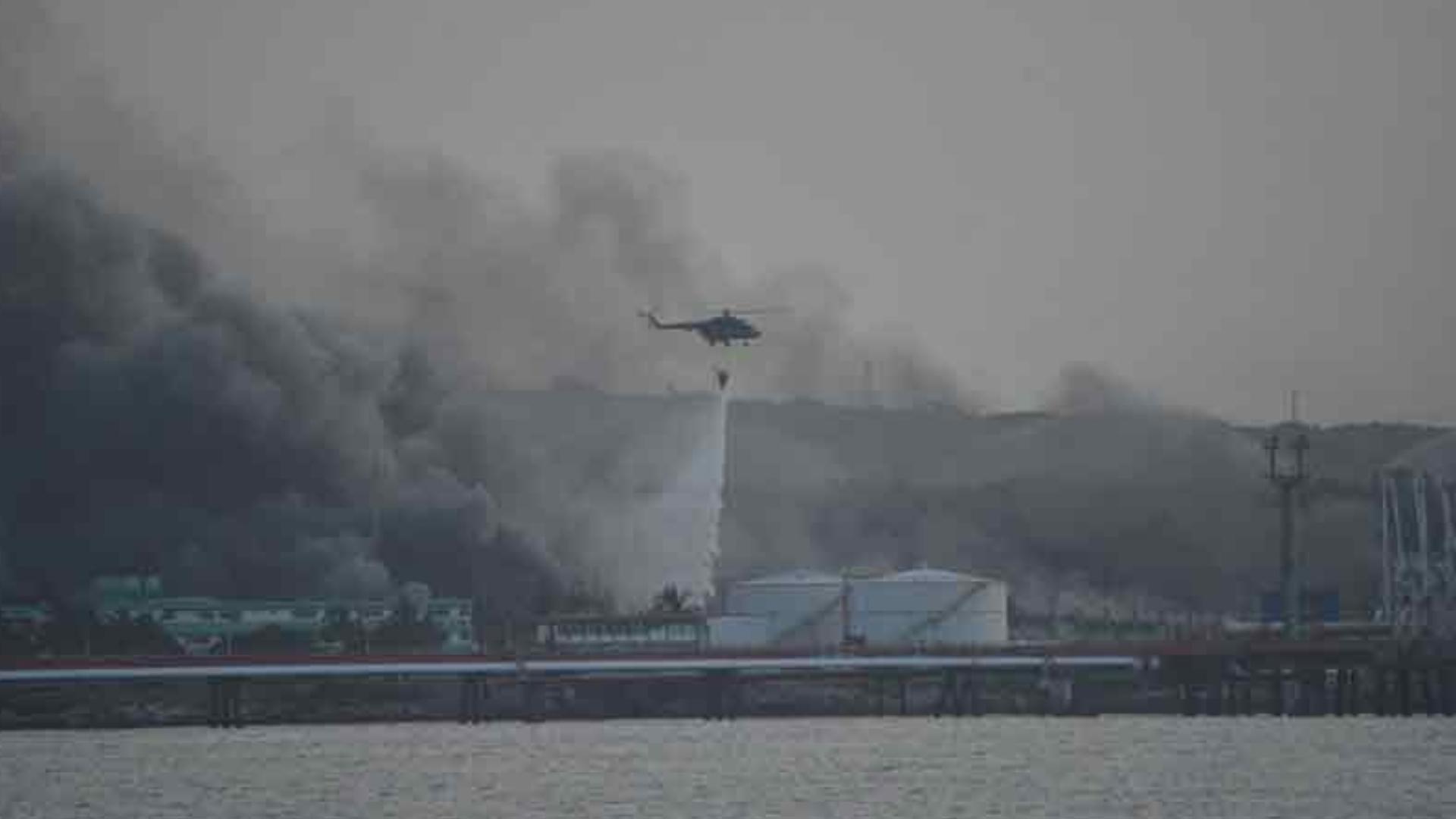 Helicóptero intenta apagar incendio en Matanzas. Foto: ACN