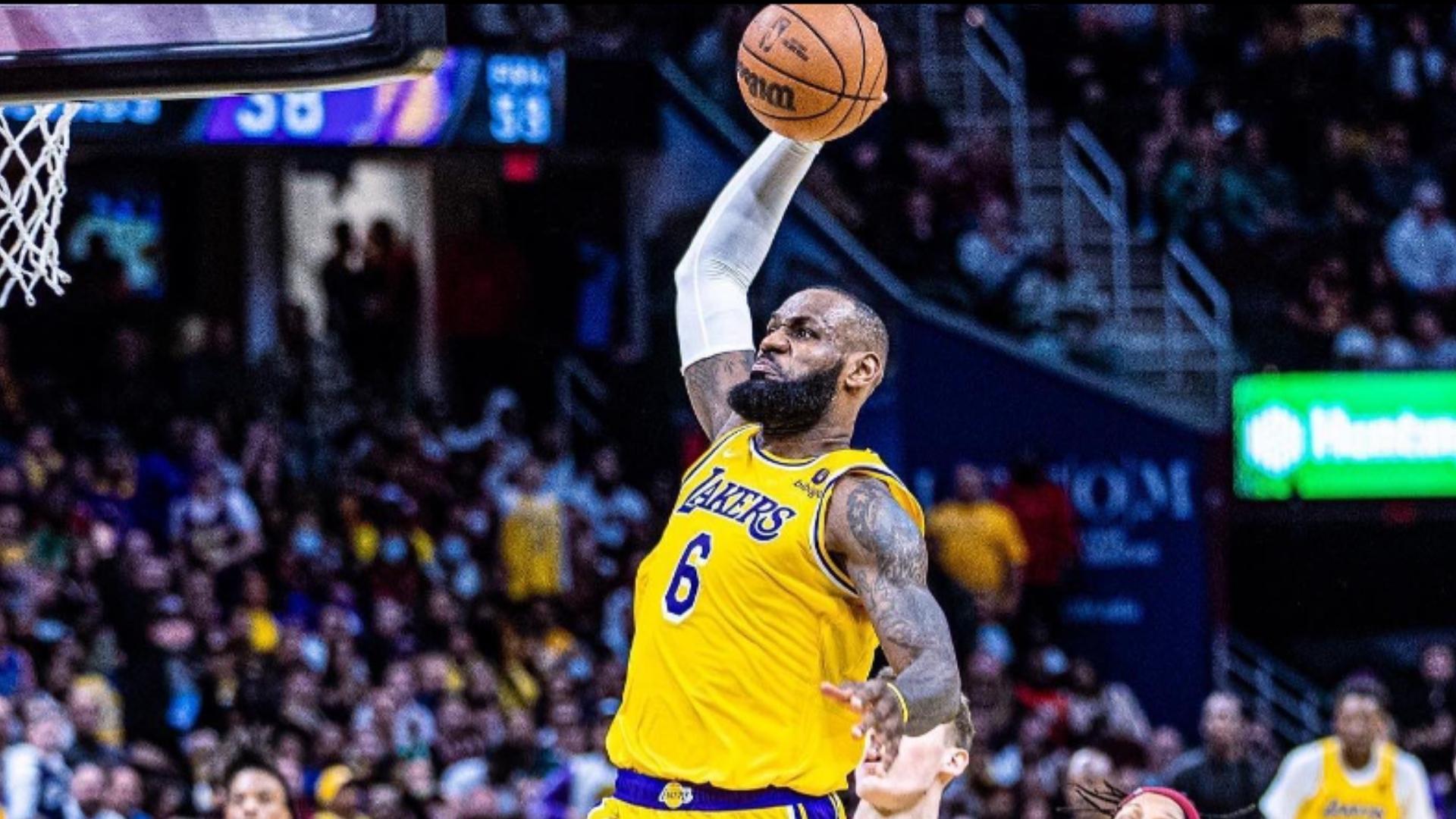 LeBron James firma millonario contrato con Los Angeles Lakers