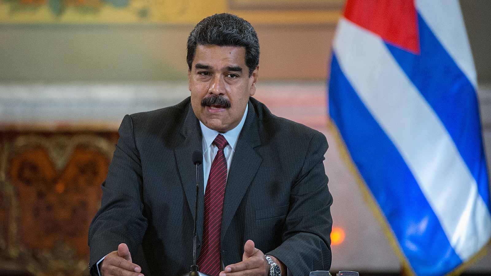 Nicolás Maduro, dictador de Venezuela detrás la bandera de Cuba | Shutterstock