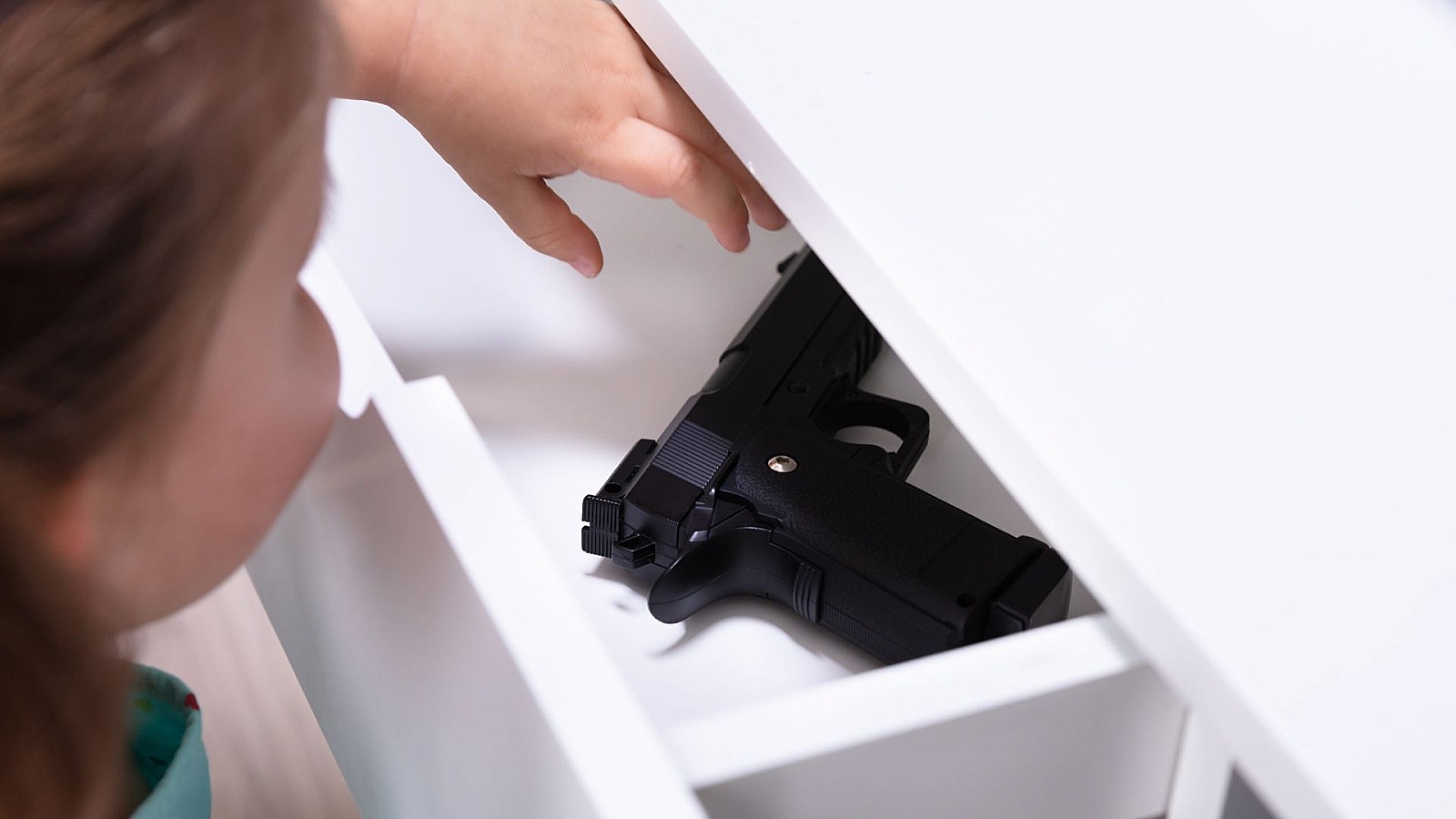 Niño de 3 años muere tras dispararse con un arma que encontró | Shutterstock