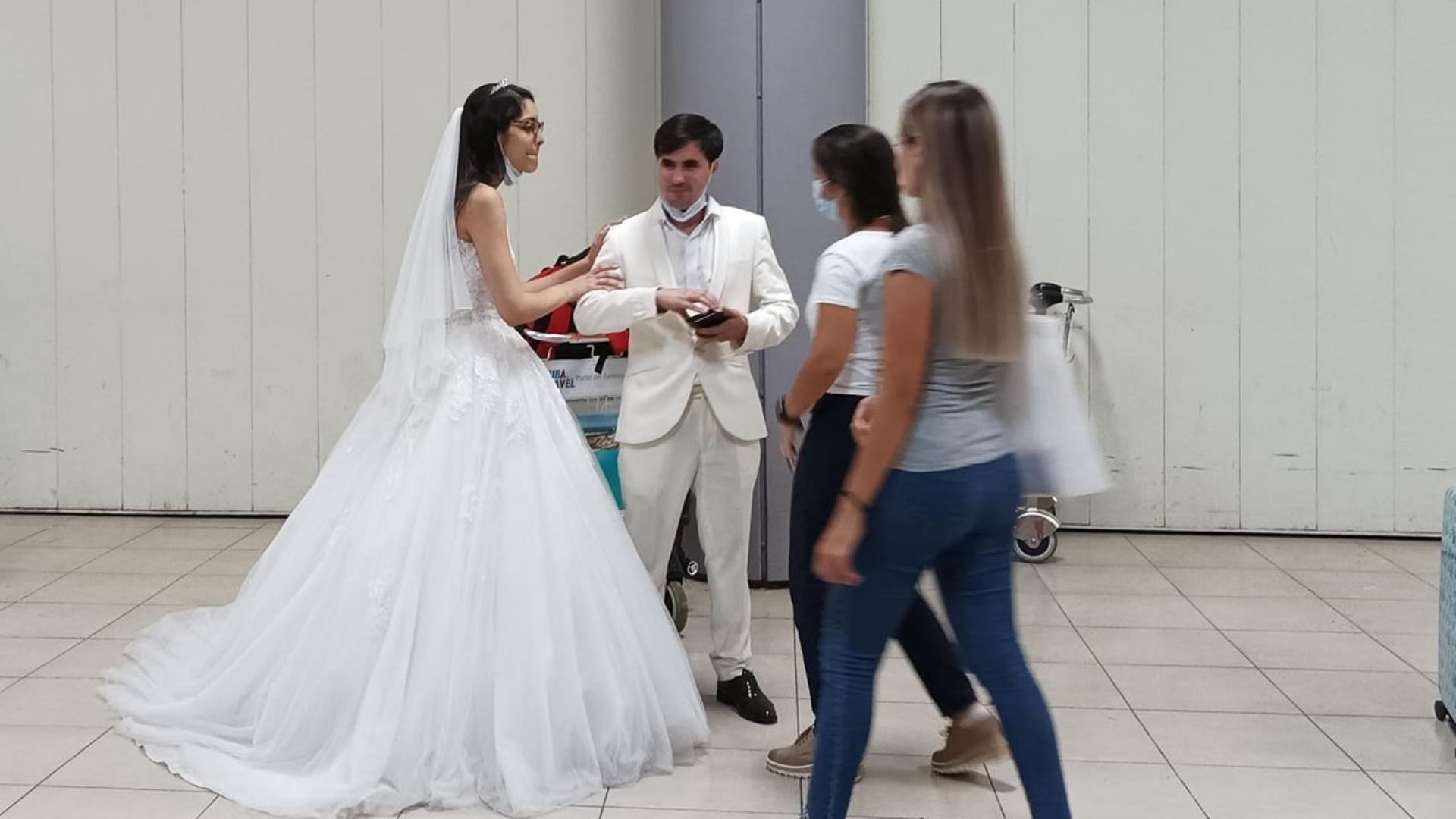 Viral: llegan vestidos de novios a aeropuerto cubano | ADN Cuba