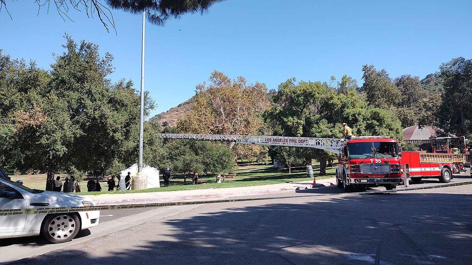 Encuentran cuerpo en llamas colgando de un árbol en el parque Griffith de Los Ángeles