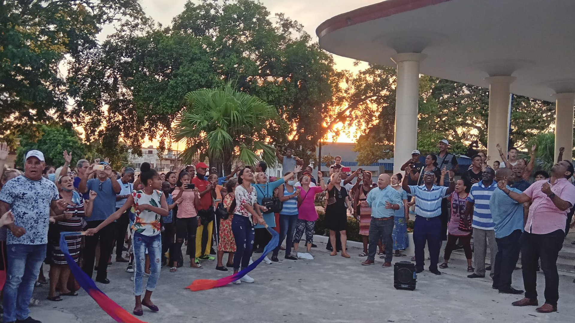 Creyentes oran por Cuba en el Parque de la Virgen del Camino