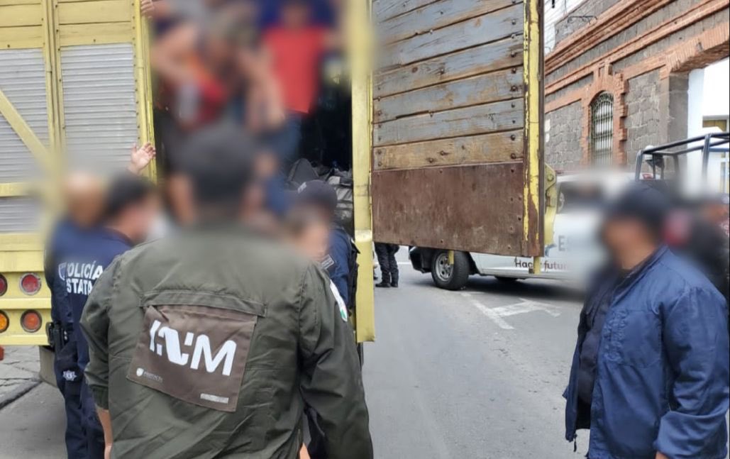 Hallan a 91 migrantes cubanos hacinados en un camión en México. Twitter