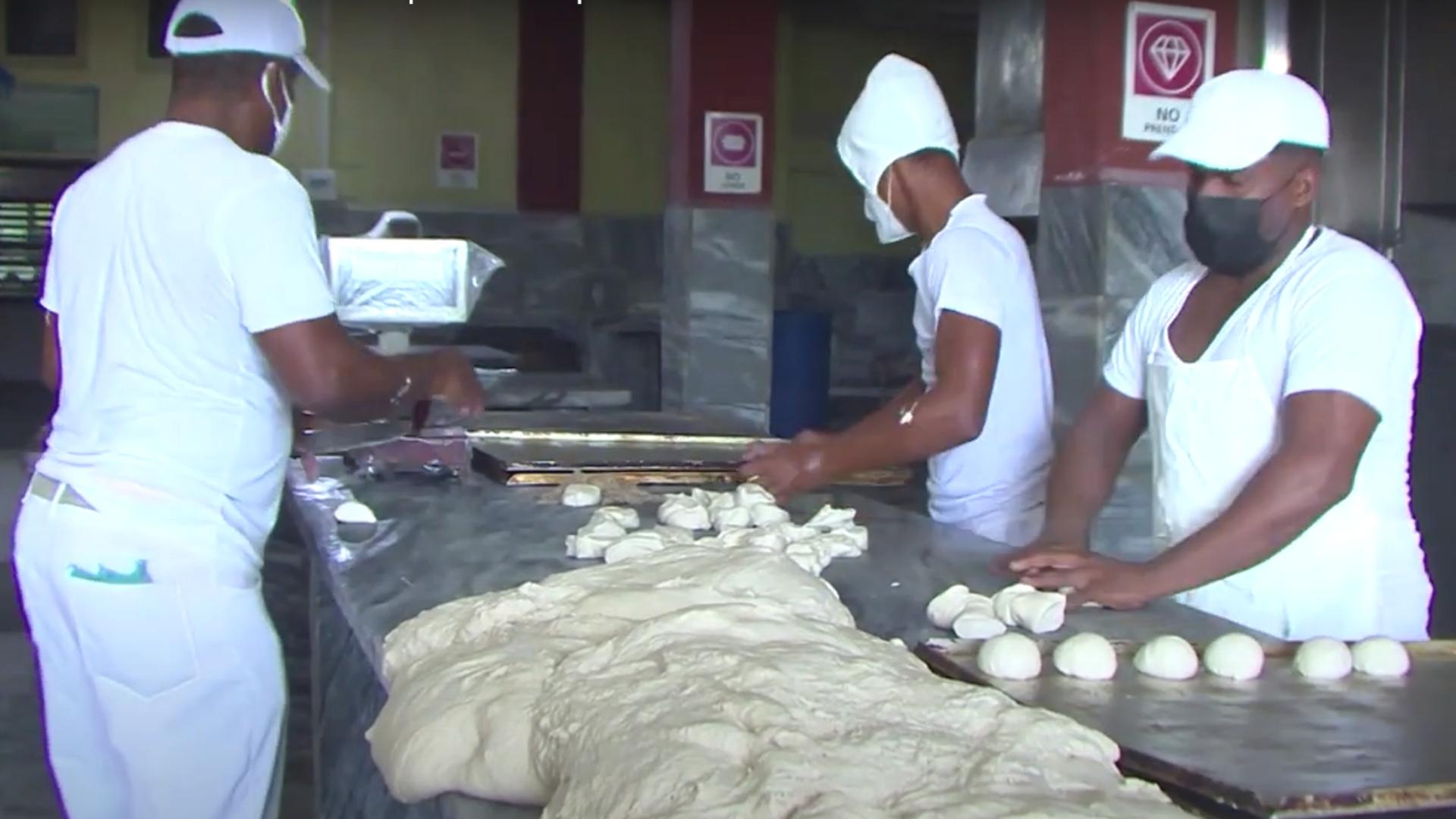 Venden pan con supuesta “arenilla” en Cuba