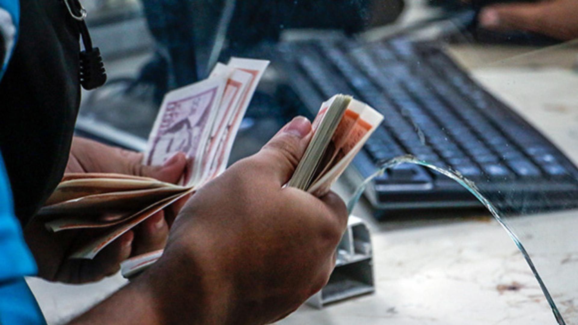 Cubano cambia pesos por dólares en Cadeca estatal. Foto: Cubadebate