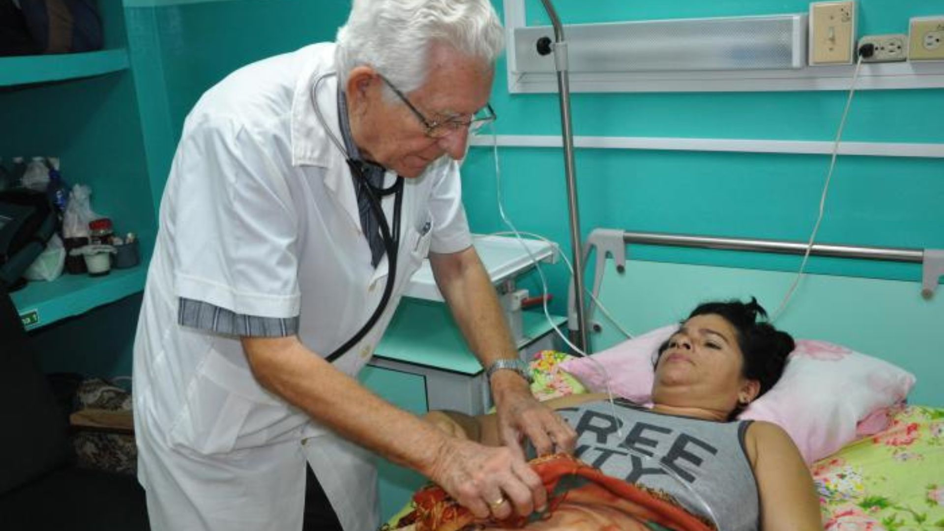 Médico cubano consultando a paciente. Foto ilustrativa. Granma/Efraín Cedeño