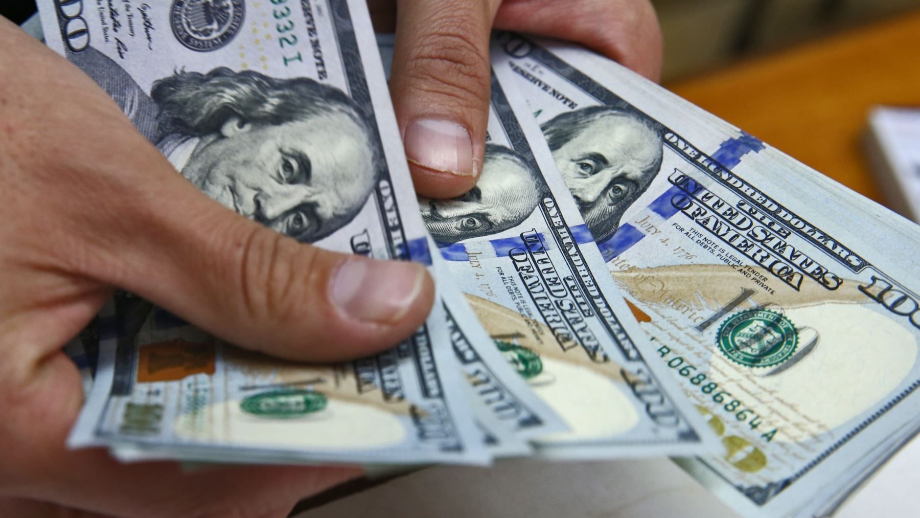 Dólar llega a 190 pesos en mercado informal