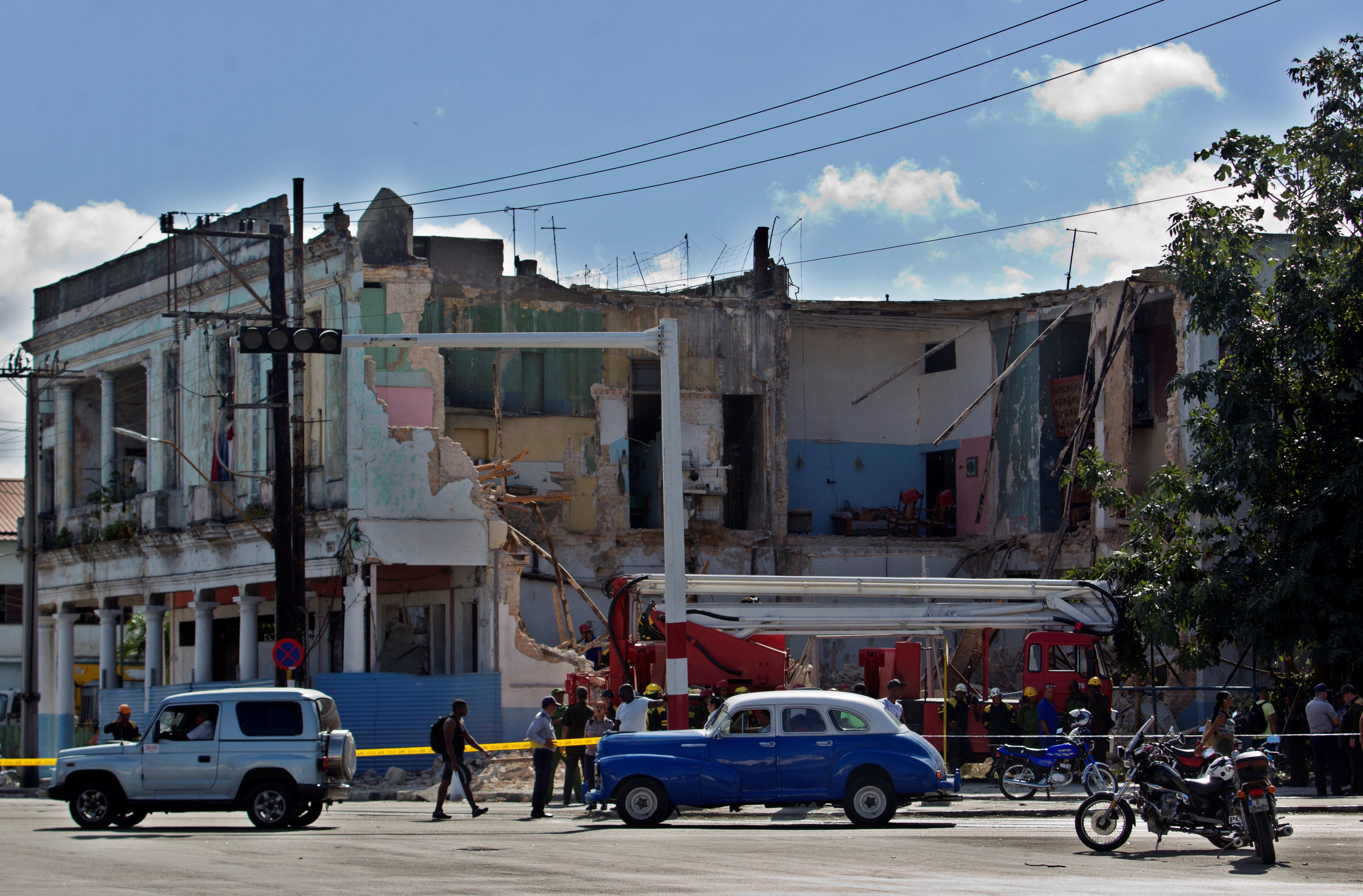 Al menos un fallecido por el derrumbe parcial de un edificio en La Habana Vista general de un edificio que se derrumbó y causó la muerte de un hombre este jueves, en la esquina de Calzada del Cerro y Avenida Boyeros en La Habana (Cuba), según fuentes oficiales. EFE