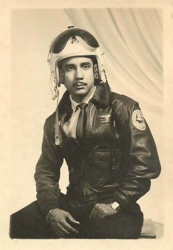 Cubano preso 39 años en EE.UU. busca "desenmascarar" al "Che cuando sea libre Fotografía cedida por M. Bascaro de una instantánea tomada en 1964 al piloto cubano Antonio Bascaro durante una estancia en Guatemala. Bascaro, considerado como el condenado que ha cumplido la mayor pena por marihuana en Estados Unidos, saldrá de una prisión de Miami el próximo 1 de mayo. EFE/M. Bascaro