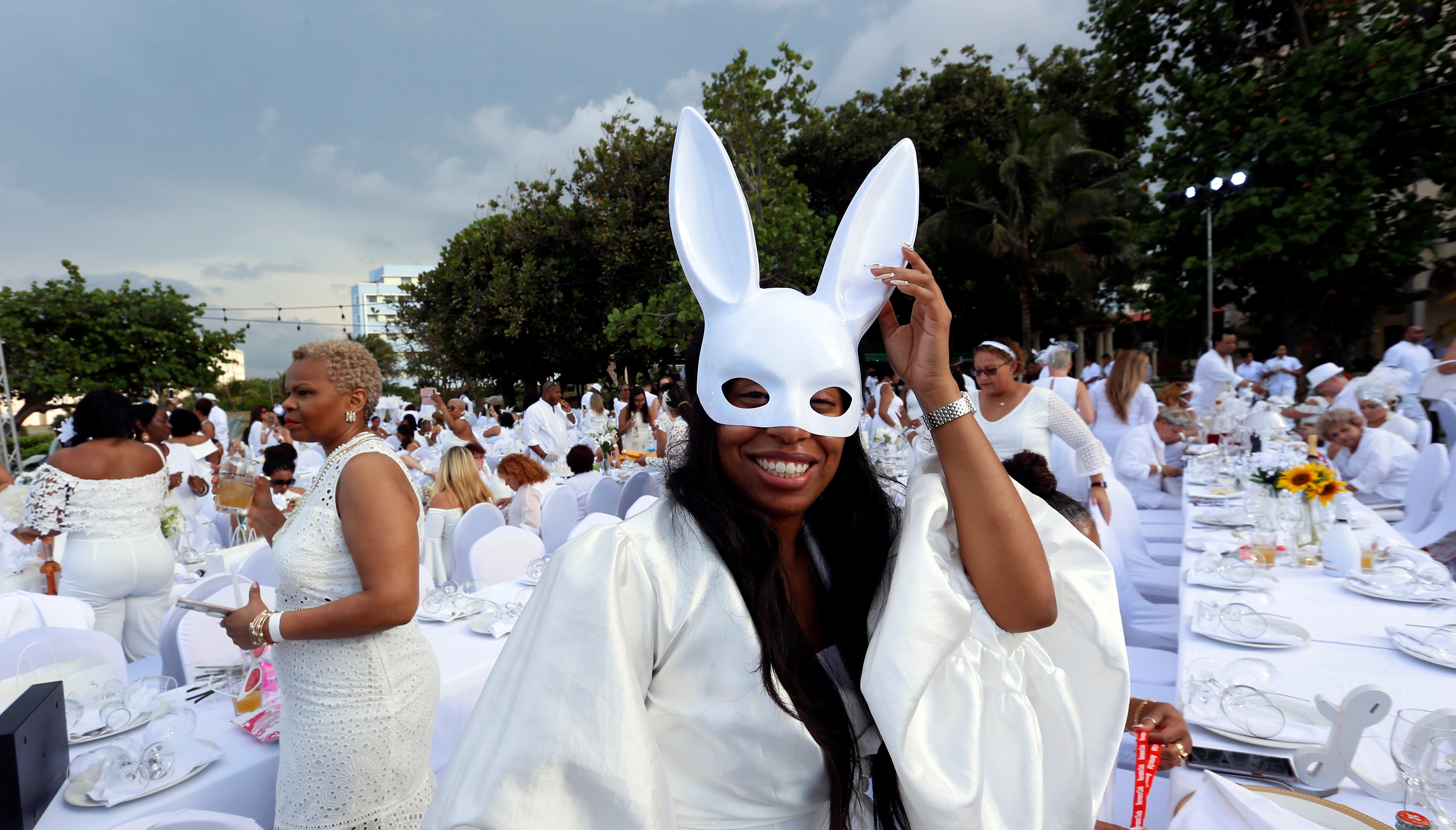 Le Dîner en Blanc" viste de blanco a 500 comensales en La Habana Unos 500 comensales de diversos países se sentaron hoy a la mesa juntos y vestidos de blanco en La Habana para celebrar por primera vez en Cuba "Le Dîner en Blanc" (la cena de blanco), una reunión de amigos en la que se comparten manjares, champán y ron, en esta ocasión al son de ritmos cubanos.
