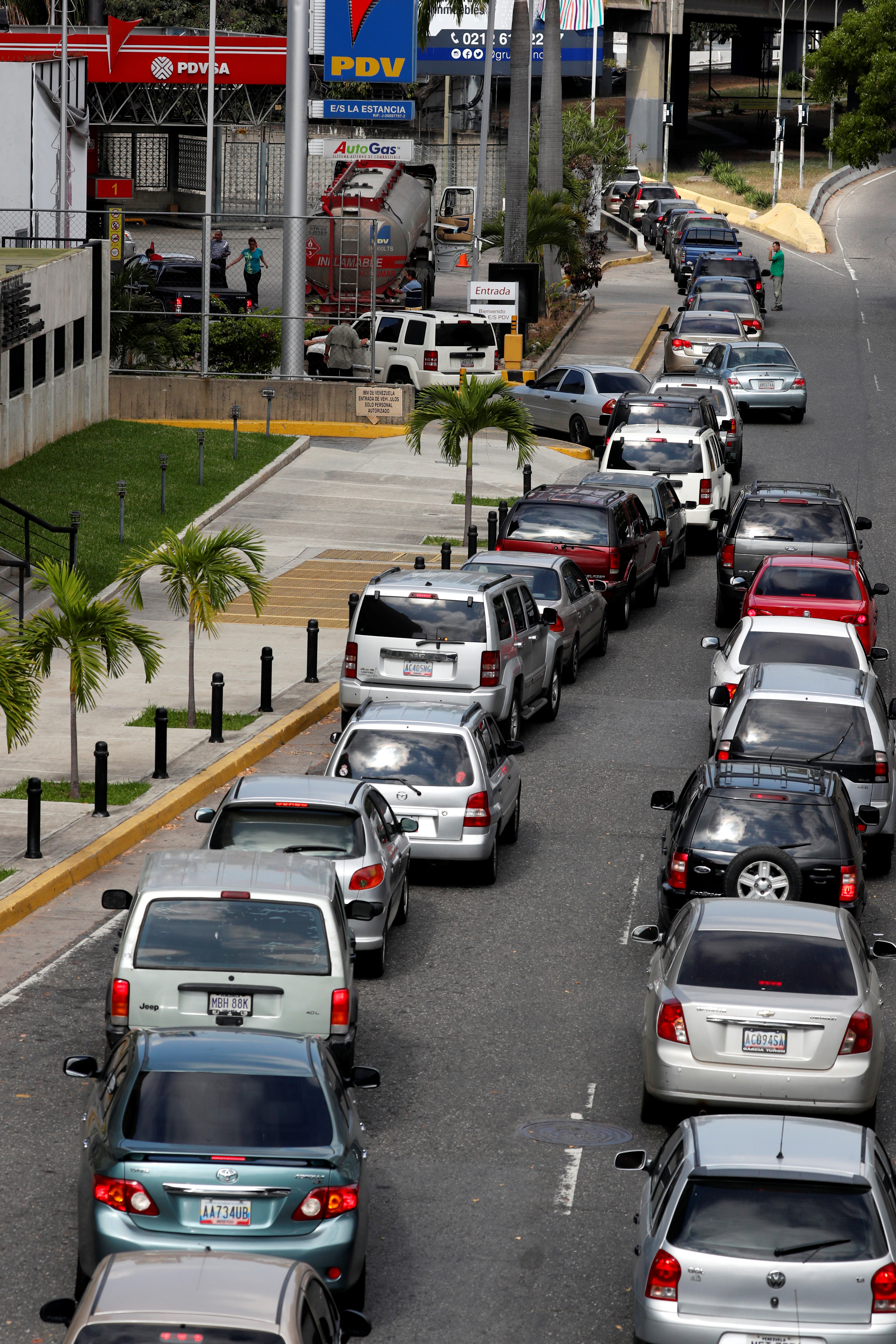 Automovilistas hacen fila para repostar en una gasolinera en Caracas. 10 de marzo de 2019. REUTERS/Carlos Jasso