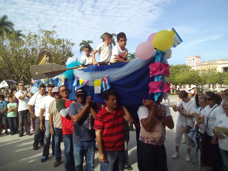 Feligreses en Manzanillo, Cuba durante peregrinación