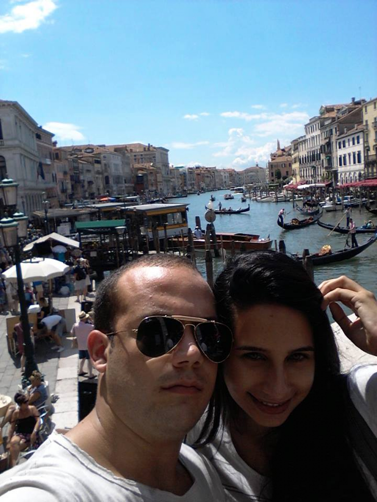 Manifestante con bandera peruana con mensaje. Foto Raúl Medina