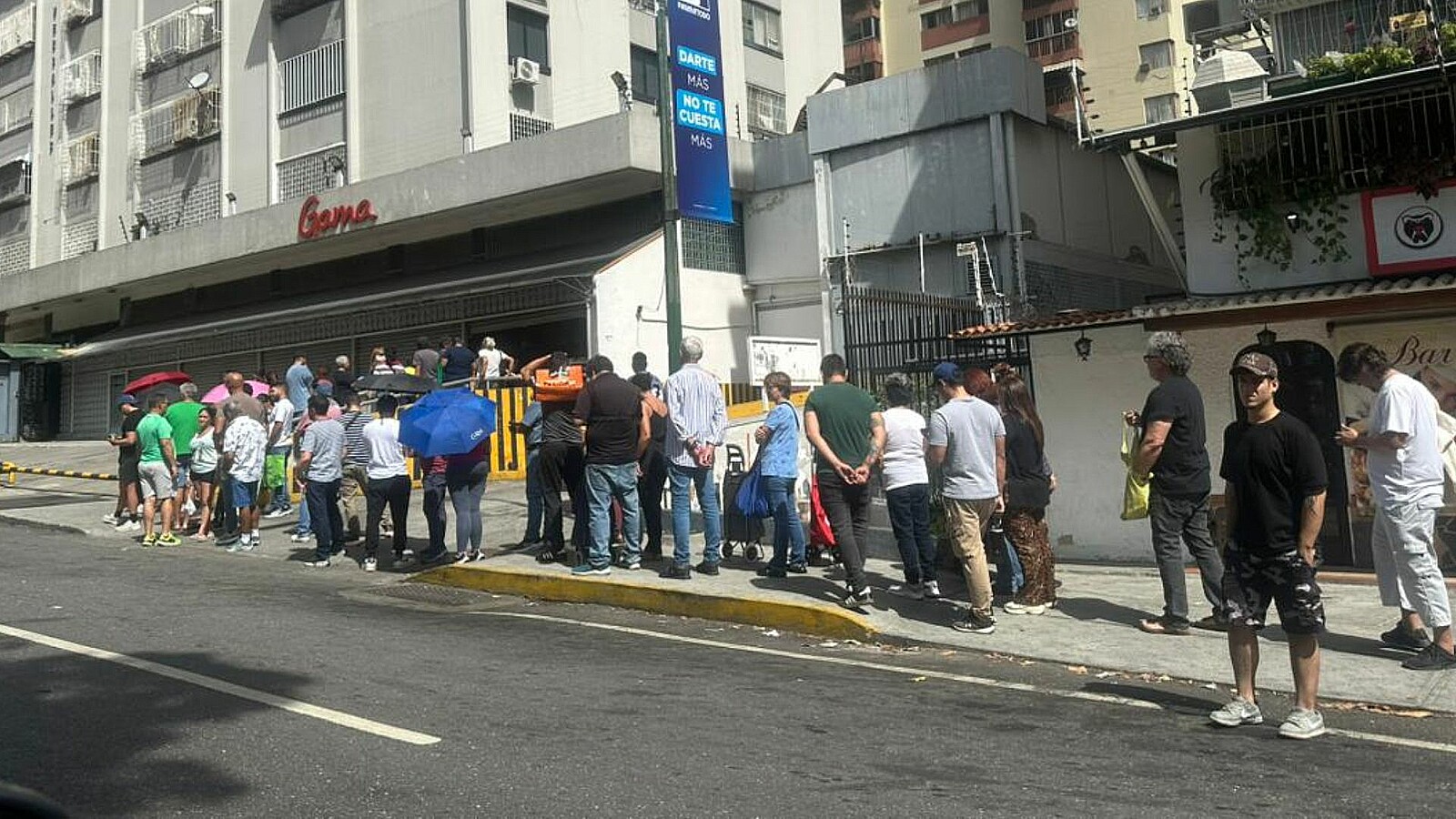 Colas en supermercado de Caracas.