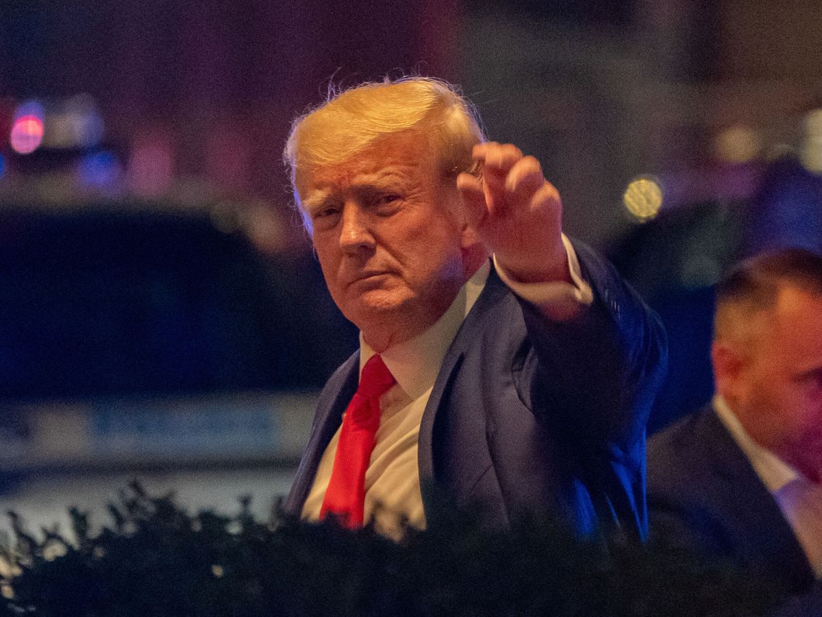 Donald Trump afirma que el FBI confiscó sus pasaportes durante la redada en Mar-a-Lago