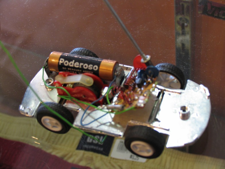 Antena o decodificador de señal de radio que fue muy famosa en los 90. Le decían “canal 4” y casi siempre el circuito decodificador se escondía dentro de un pequeño juguete que tuviera espacio para un pequeño circuito impreso de 6cm por 6cm aproximadamente.