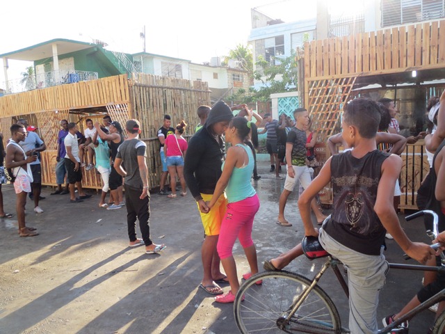 Jóvenes en los carnavales de Guantánamo