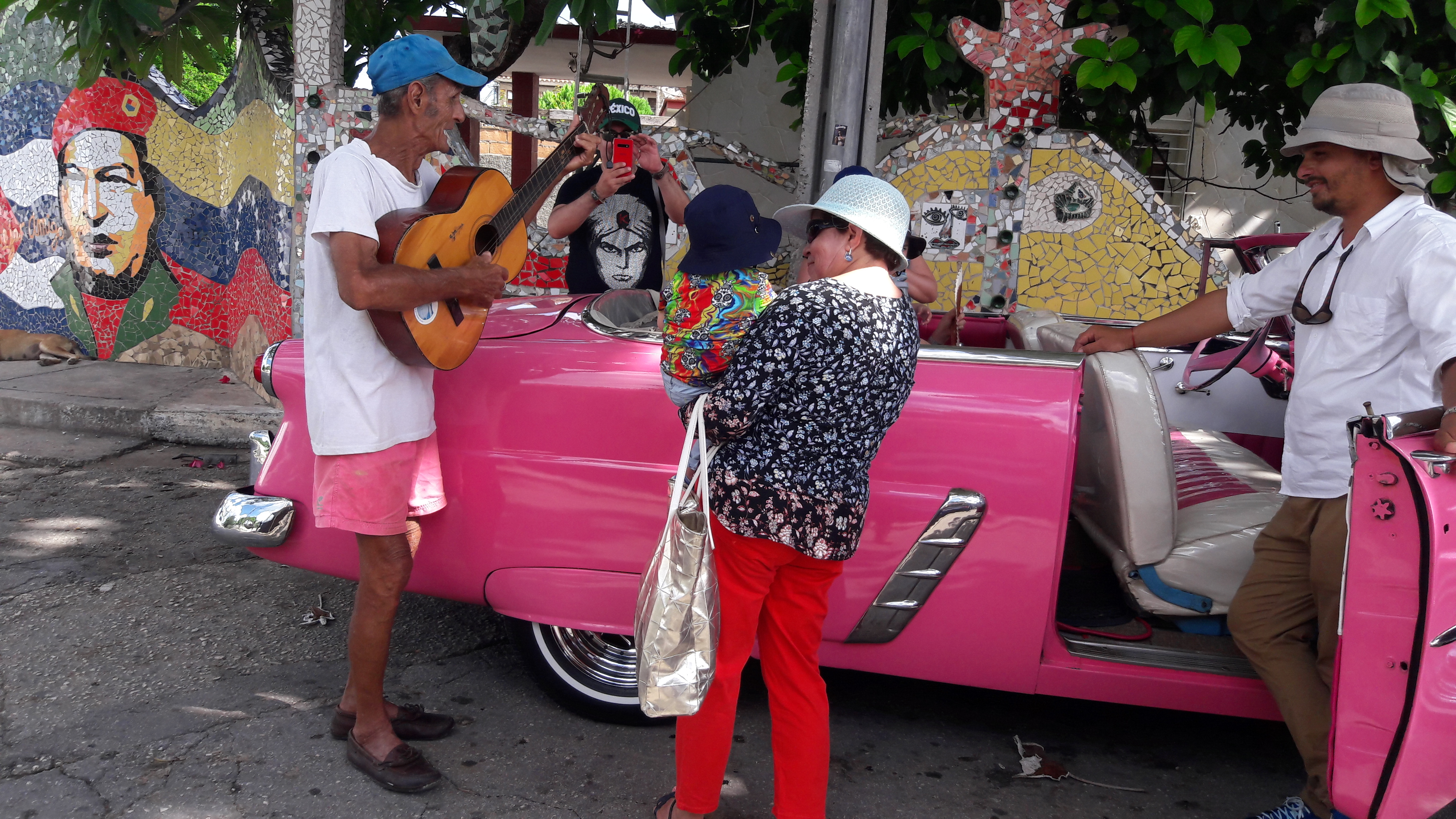Lupe con su guitarra de tres cuerdas. /Foto: Francisco Correa. ADN CUBA