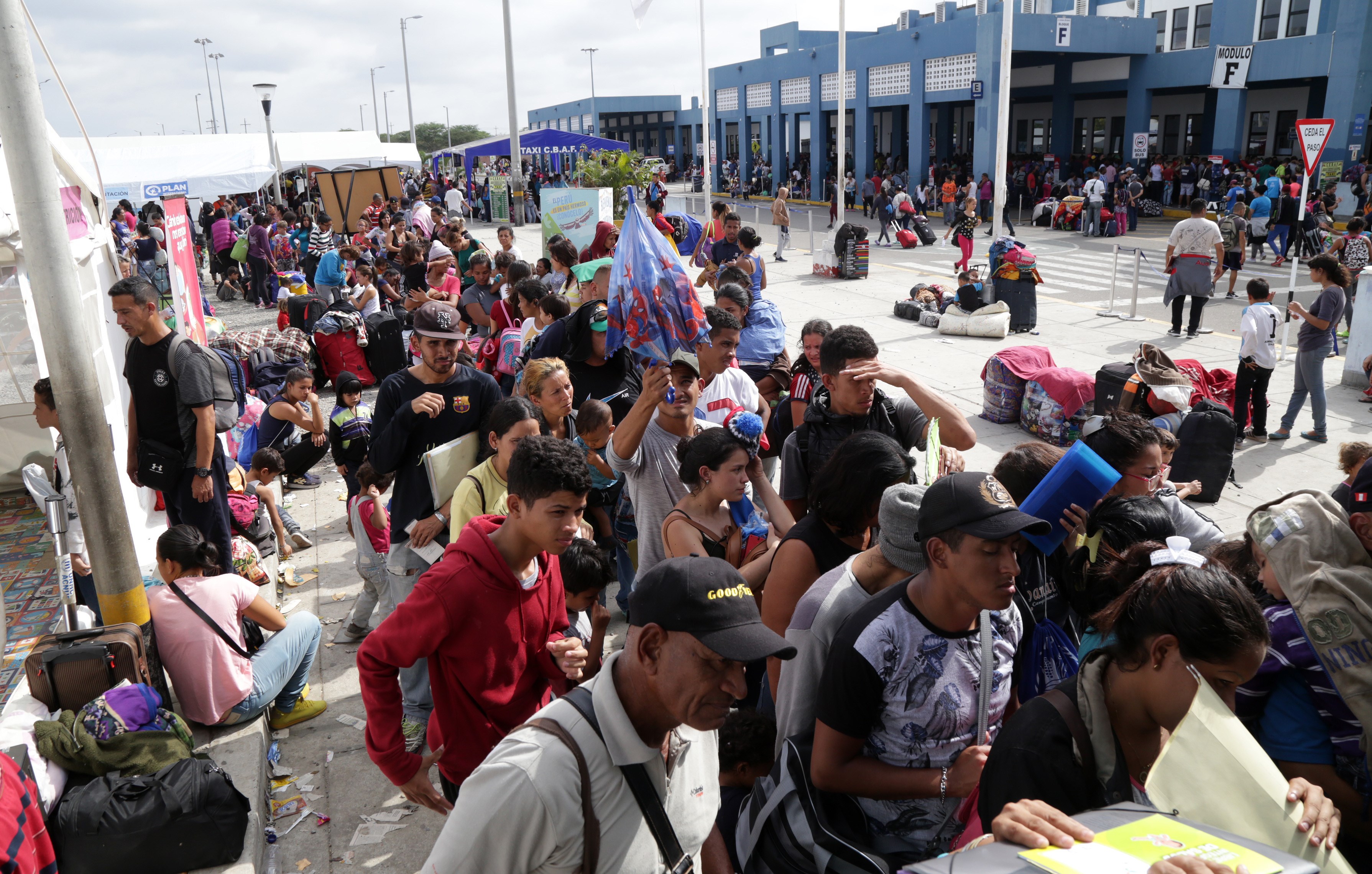 Venezolanos emigran