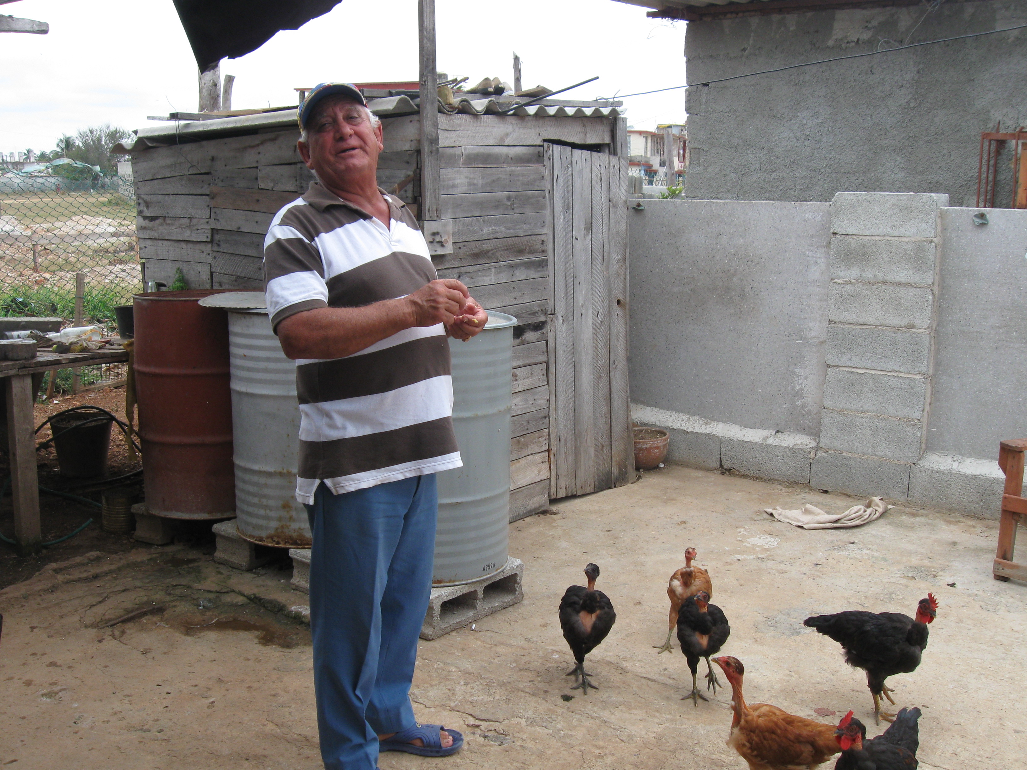 Rodolfo Crispín, un "filósofo popular" que se pregunta quién pone los precios en Cuba. /Foto: Yunia Figueredo. ADN CUBA